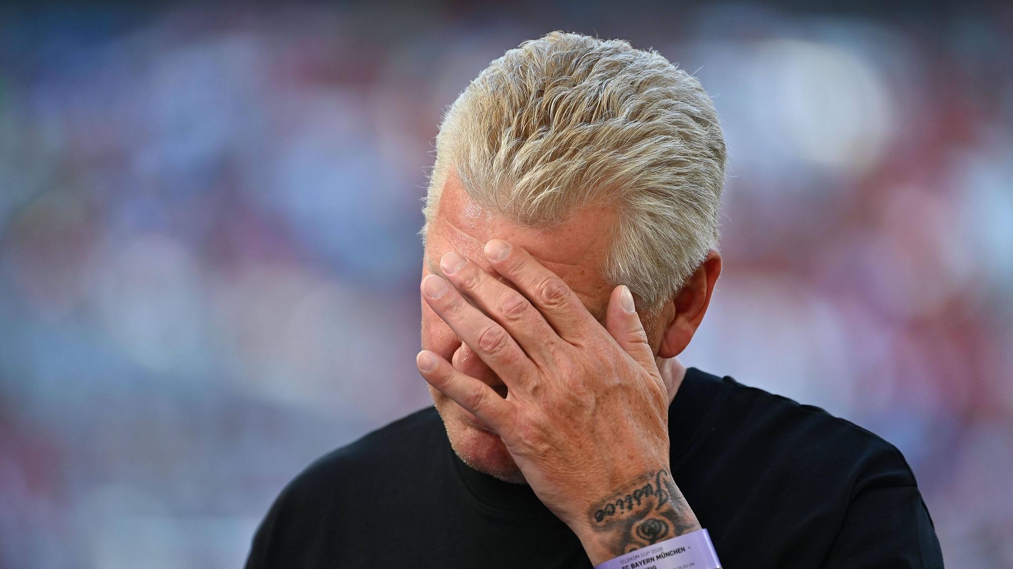 Stefan Effenberg mit Hand im Gesicht