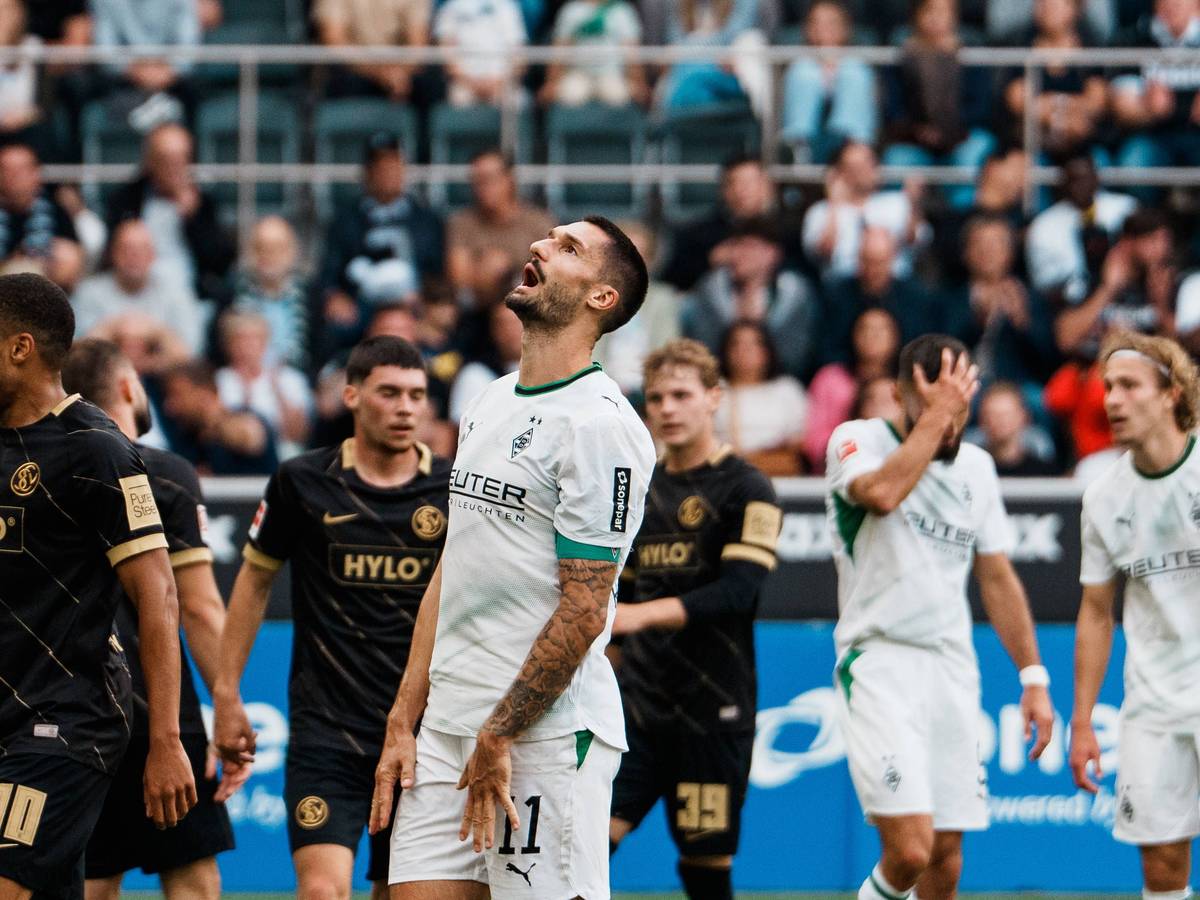 Tim Kleindienst schaut nach der Niederlage gegen Elversberg frustriert nach oben.