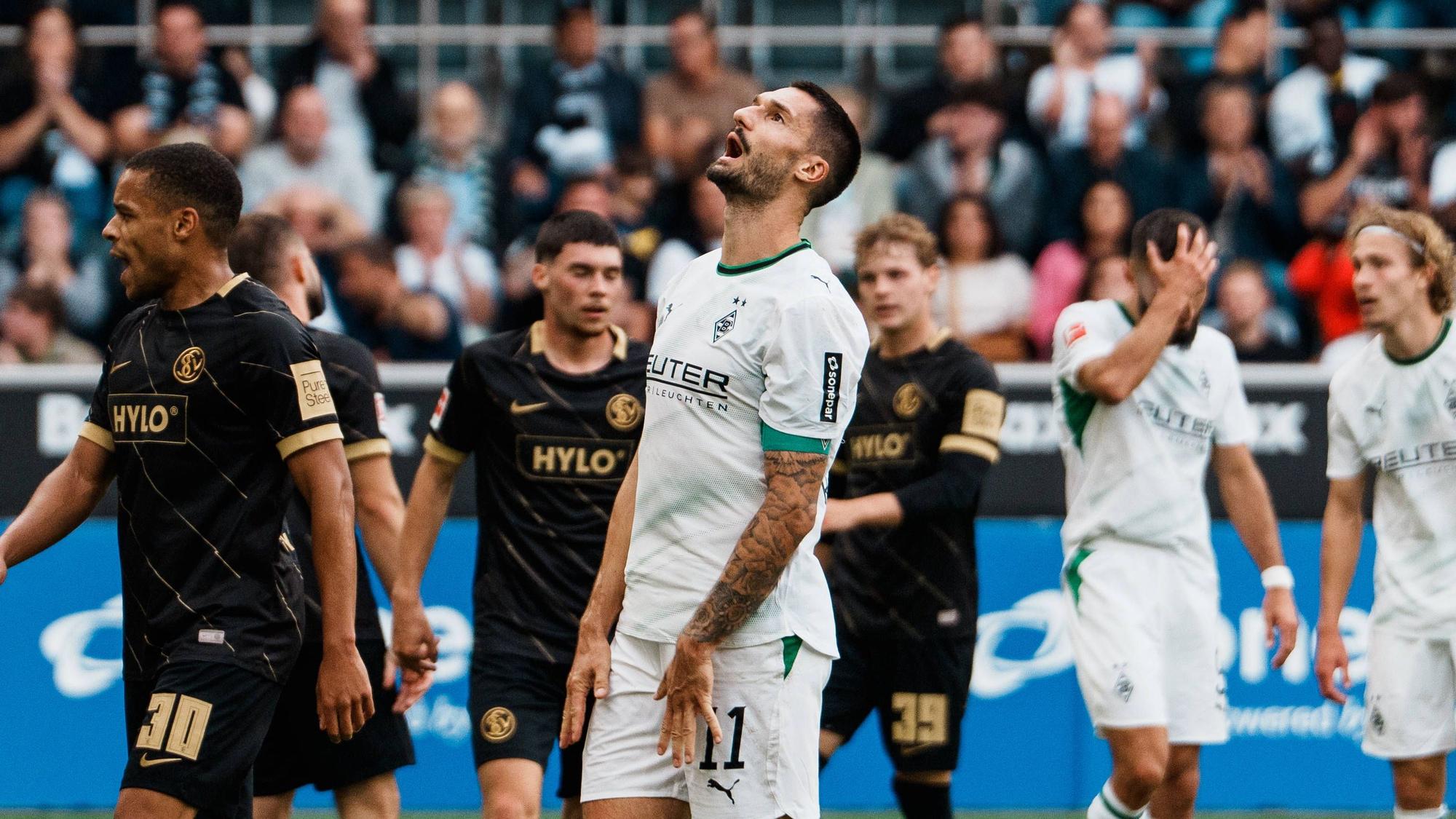 Tim Kleindienst schaut nach der Niederlage gegen Elversberg frustriert nach oben.