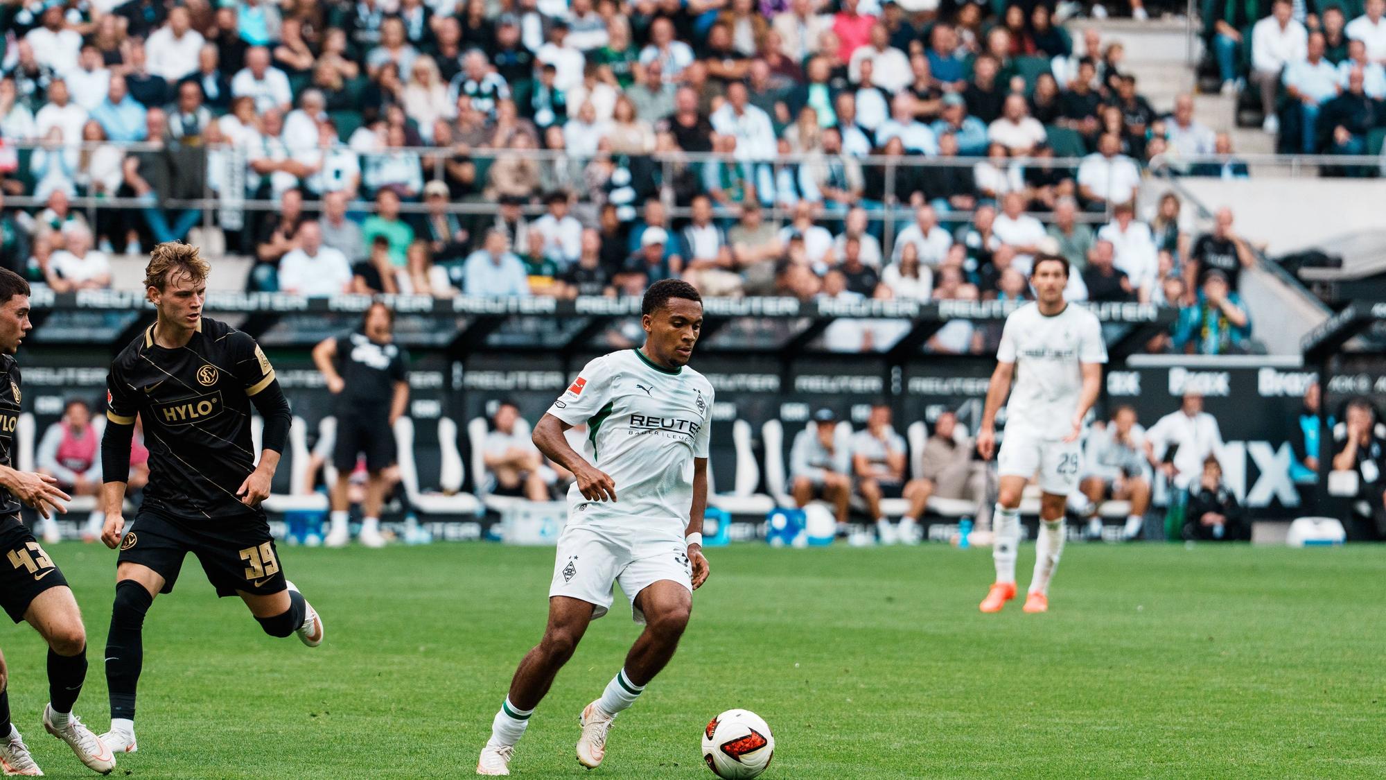 Mathieu Nguefack am Ball