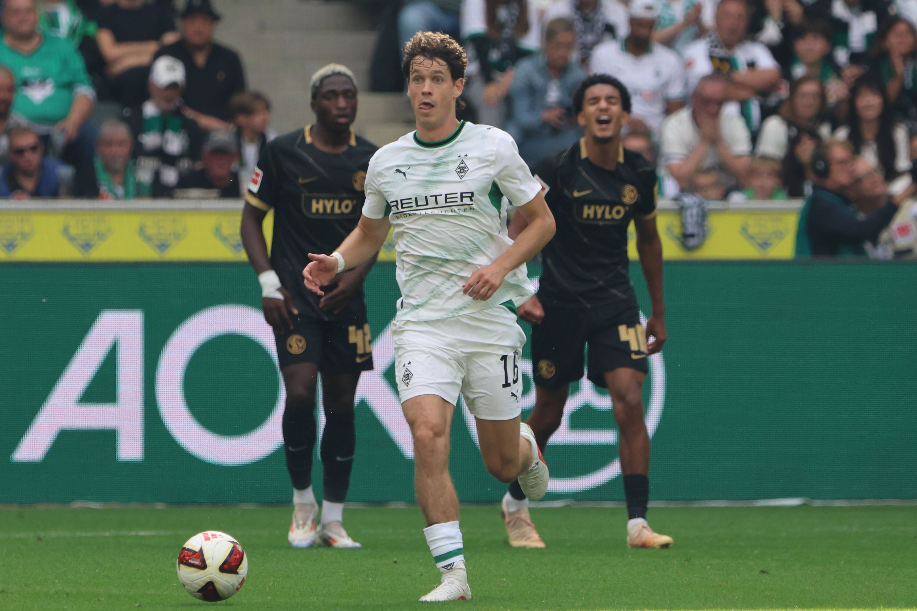 Philipp Sander läuft dem Ball hinterher.