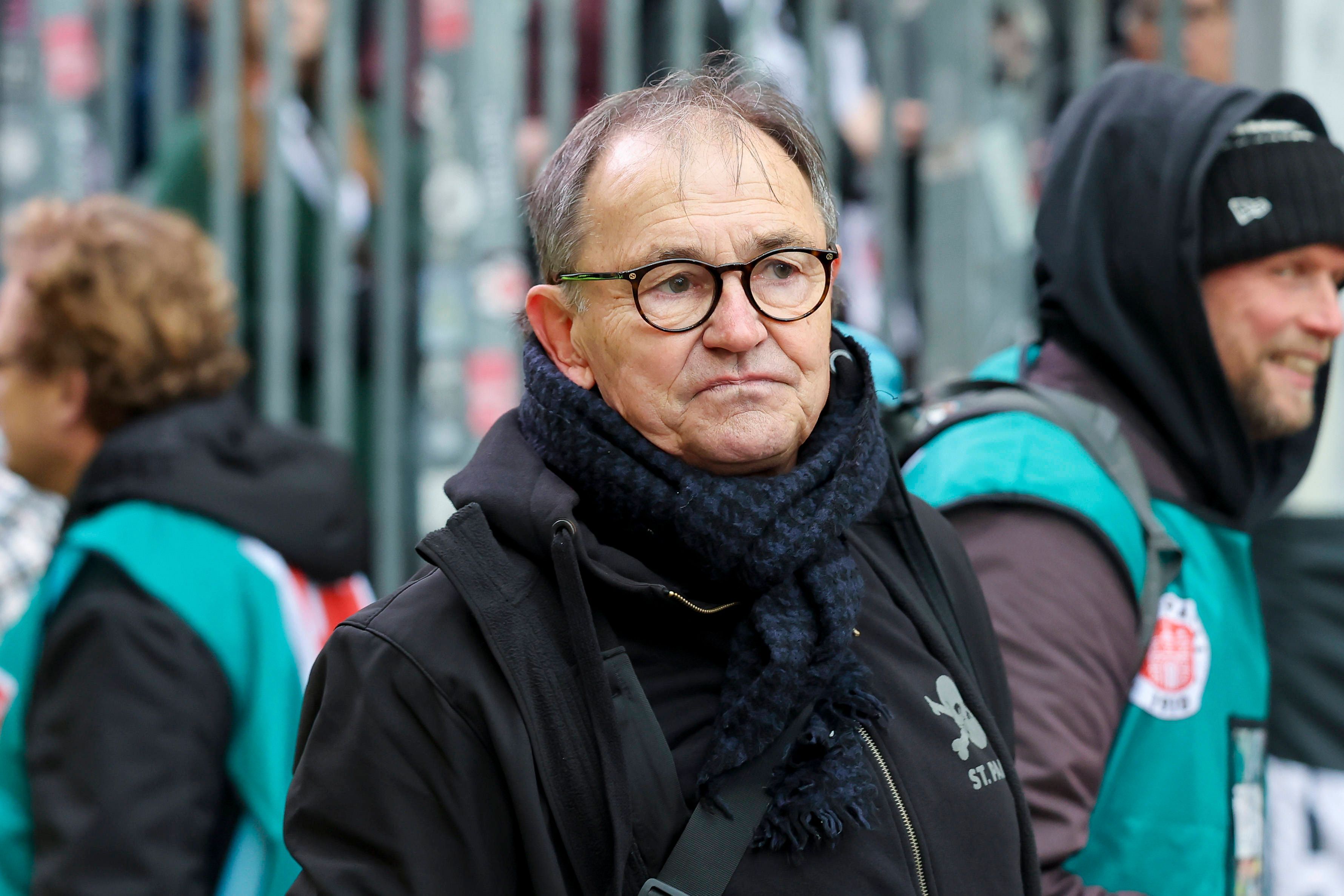 Ewald Lienen steht bei einem Spiel im Stadion.