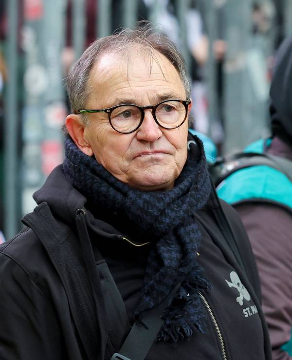 Ewald Lienen steht bei einem Spiel im Stadion.
