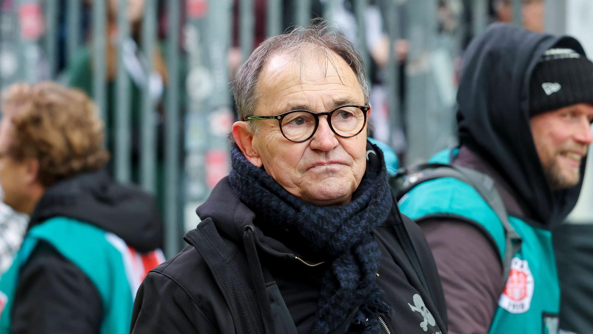 Ewald Lienen steht bei einem Spiel im Stadion.
