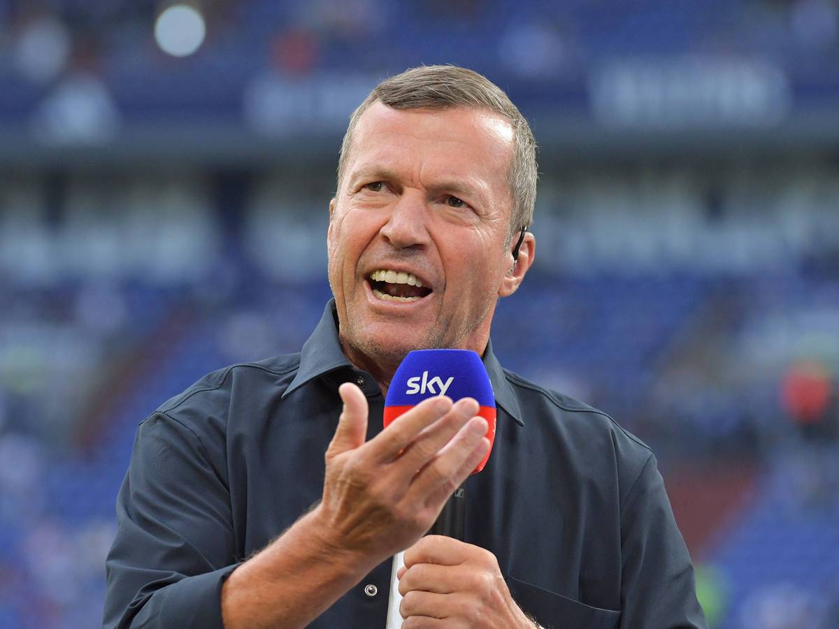 Lothar Matthäus gestikuliert mit Sky-Mikro.
