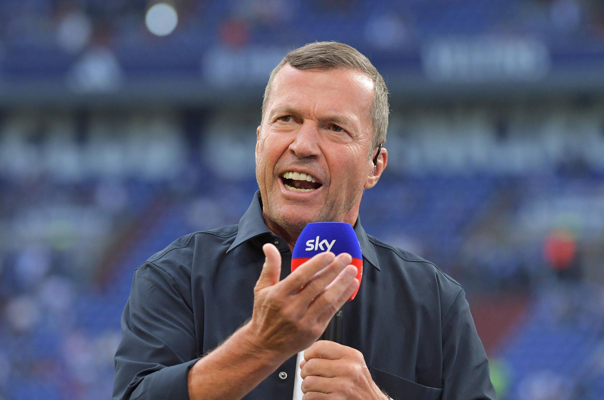 Lothar Matthäus gestikuliert mit Sky-Mikro.