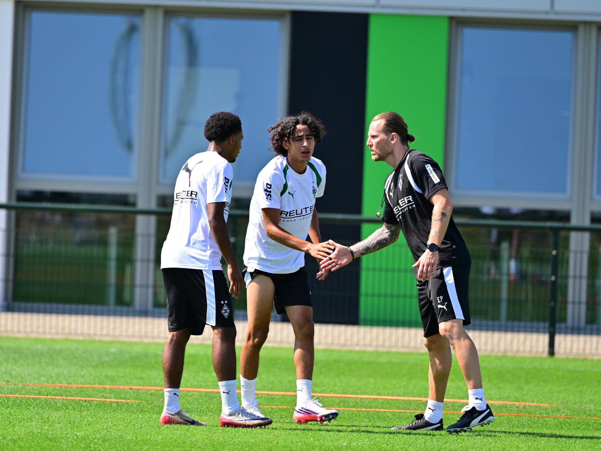 Eugen Polanski klatscht im Training mit Wael Mohya und Mathieu Nguefack ab.