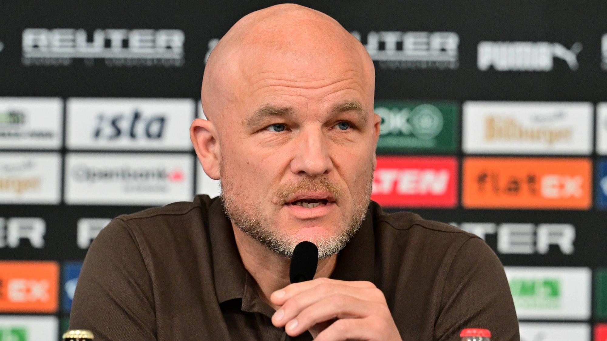 Gladbach-Sportchef Rouven Schröder auf einer Pressekonferenz der Fohlen.
