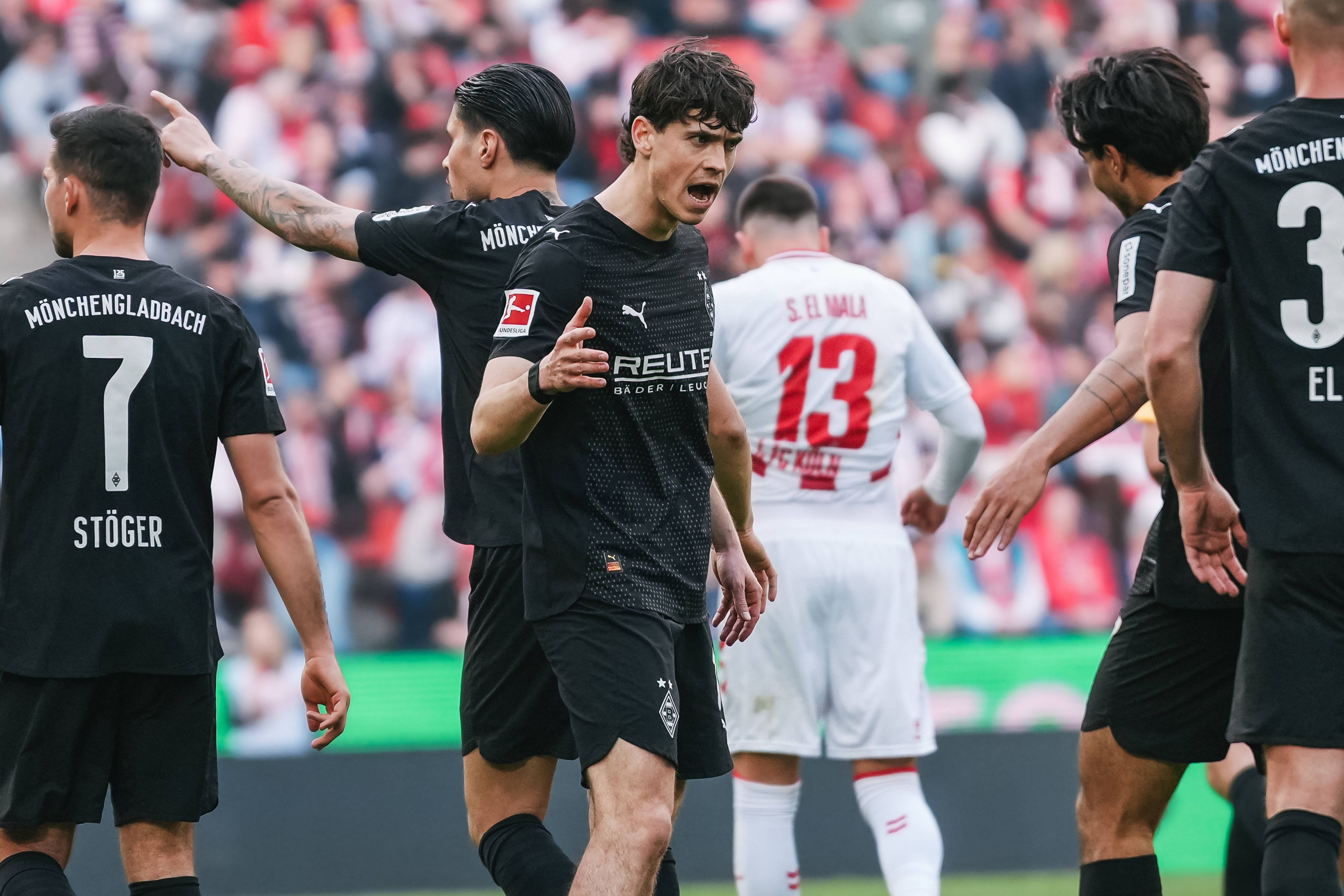 Gladbach-Spieler jubeln in Köln.