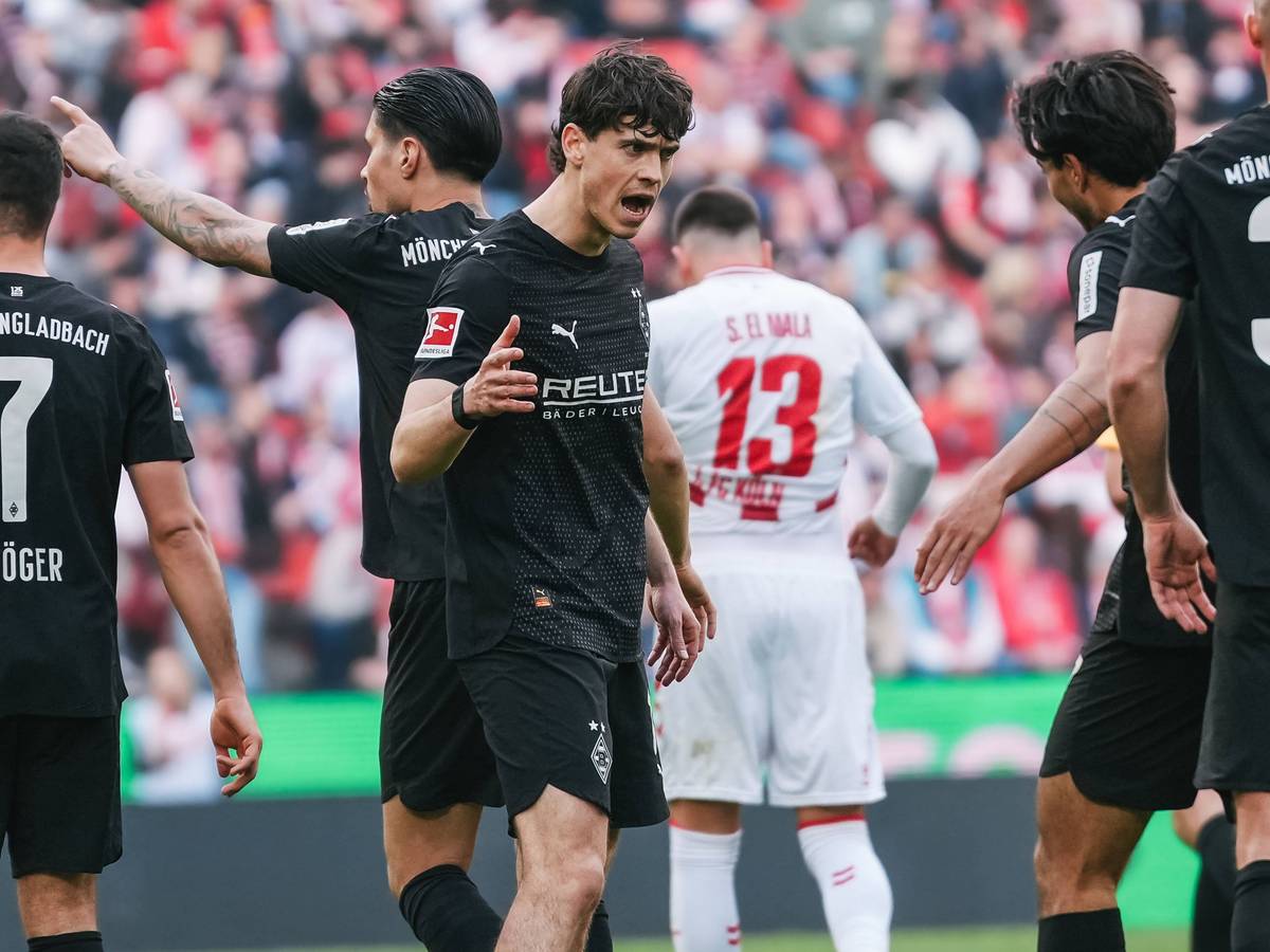 Gladbach-Spieler jubeln in Köln.