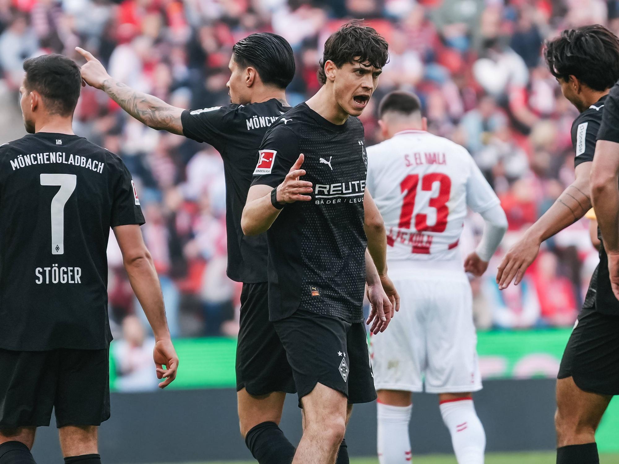 Gladbach-Spieler jubeln in Köln.