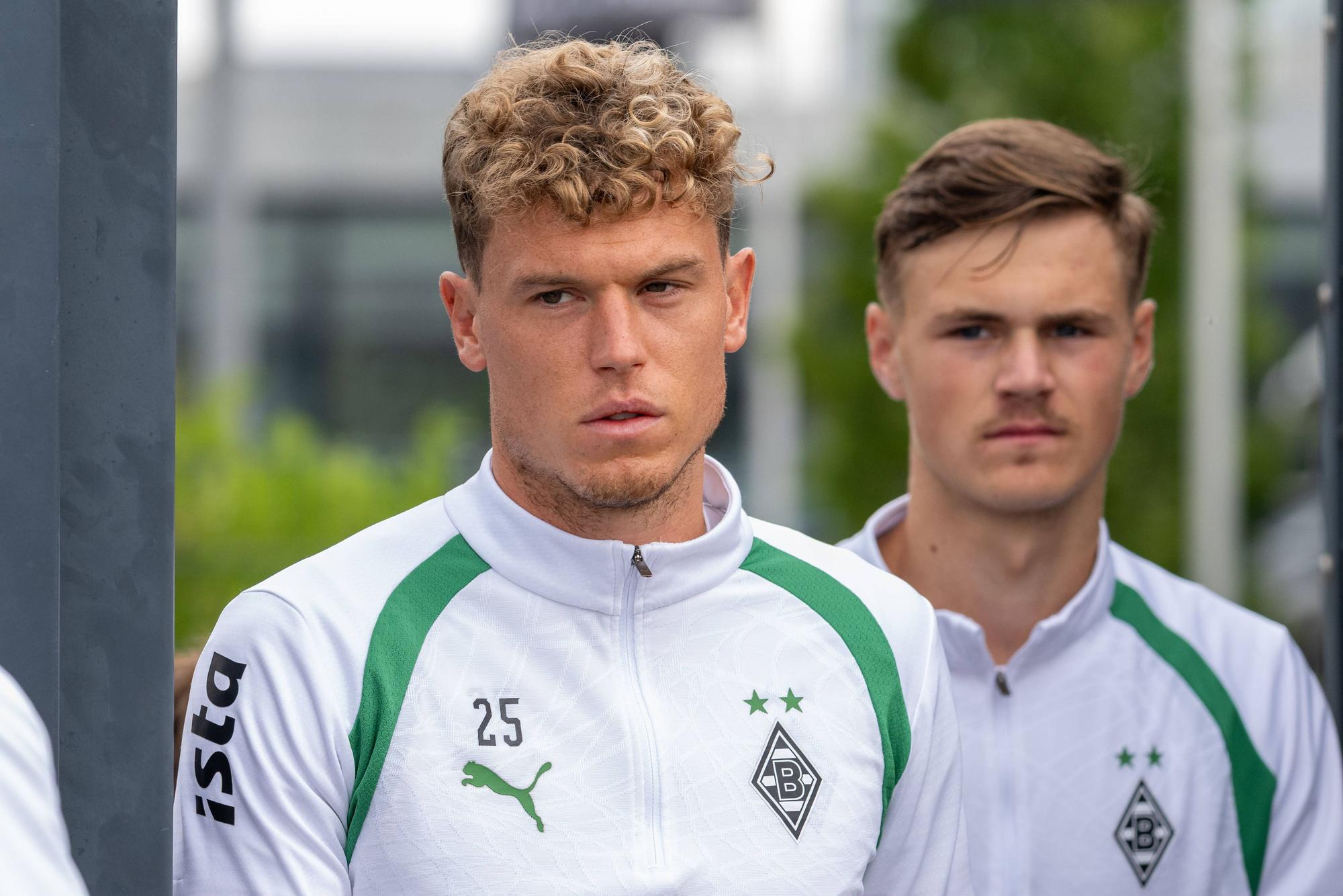 Robin Hack kommt zum Training.