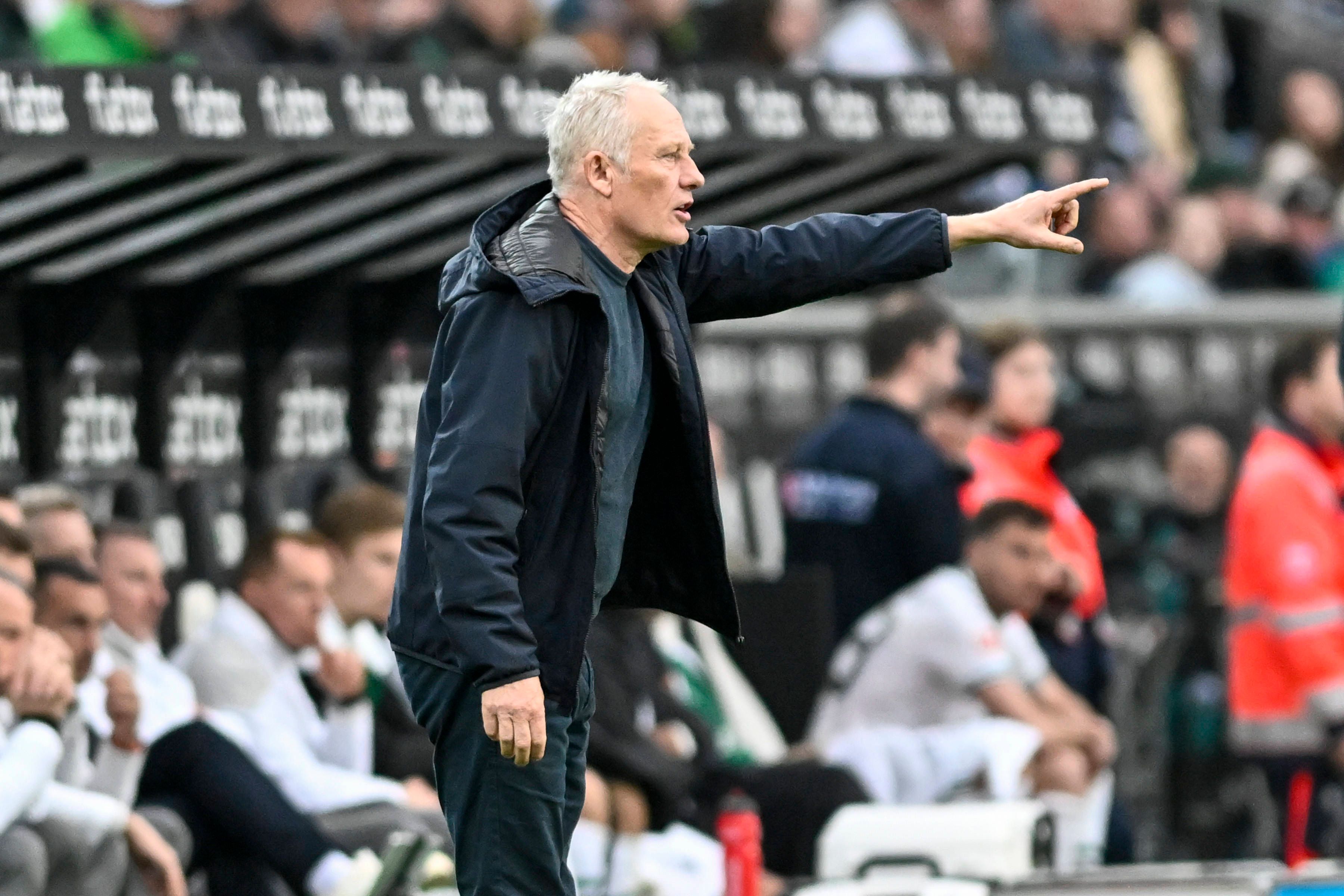 Christian Streich gestikuliert am Spielfeldrand