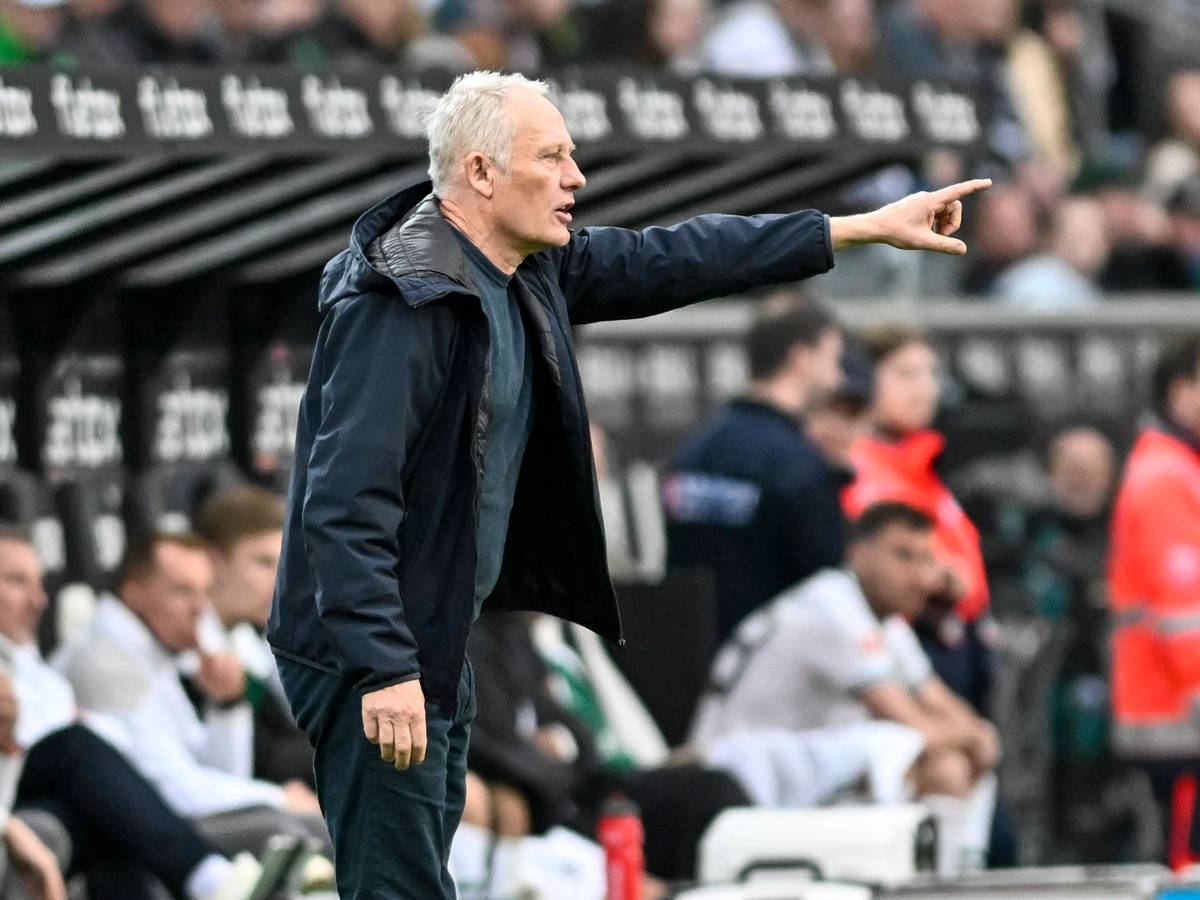 Christian Streich gestikuliert am Spielfeldrand