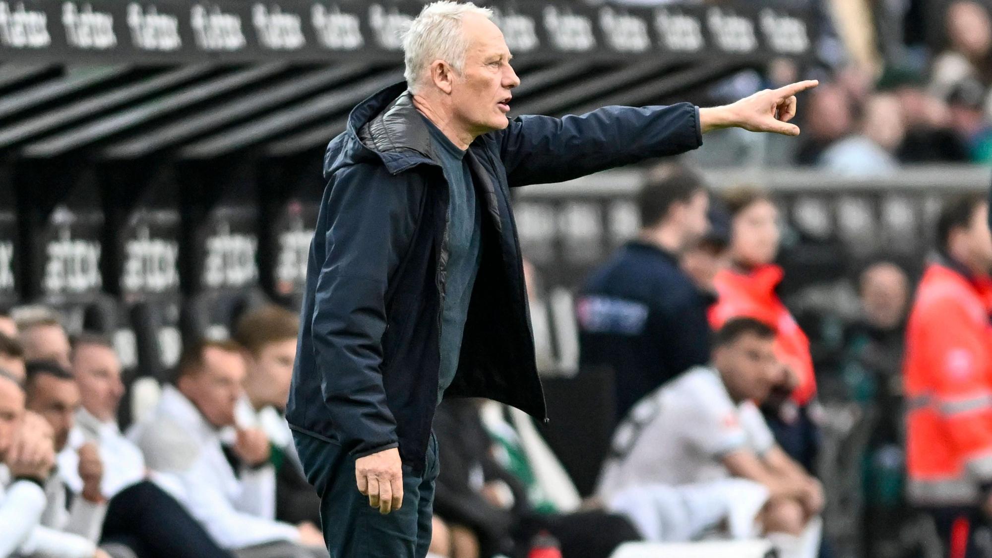 Christian Streich gestikuliert am Spielfeldrand