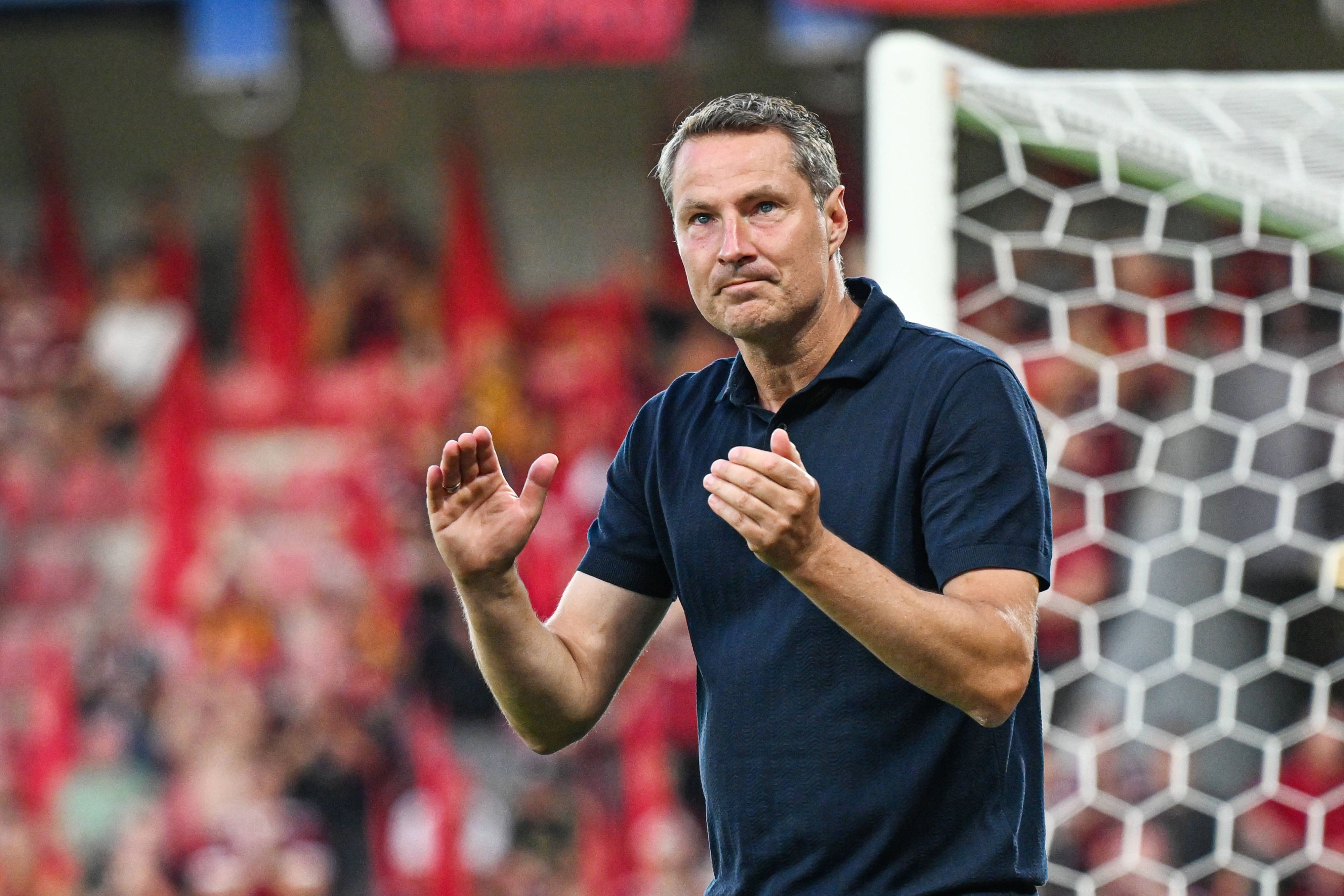Trainer Brian Priske klatsche in die Hände.