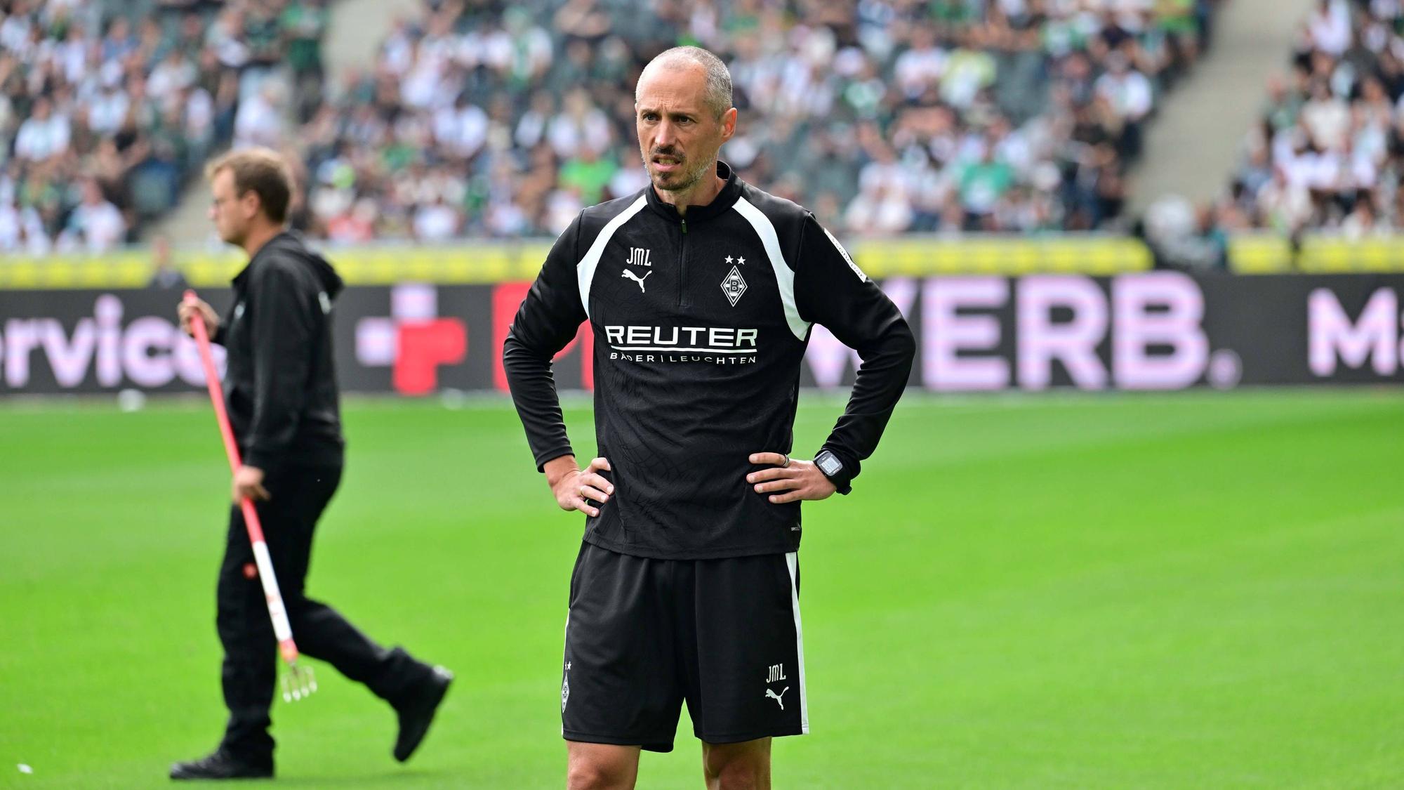 Co-Trainer Jan-Moritz Lichte steht im Borussia-Park auf dem Rasen.