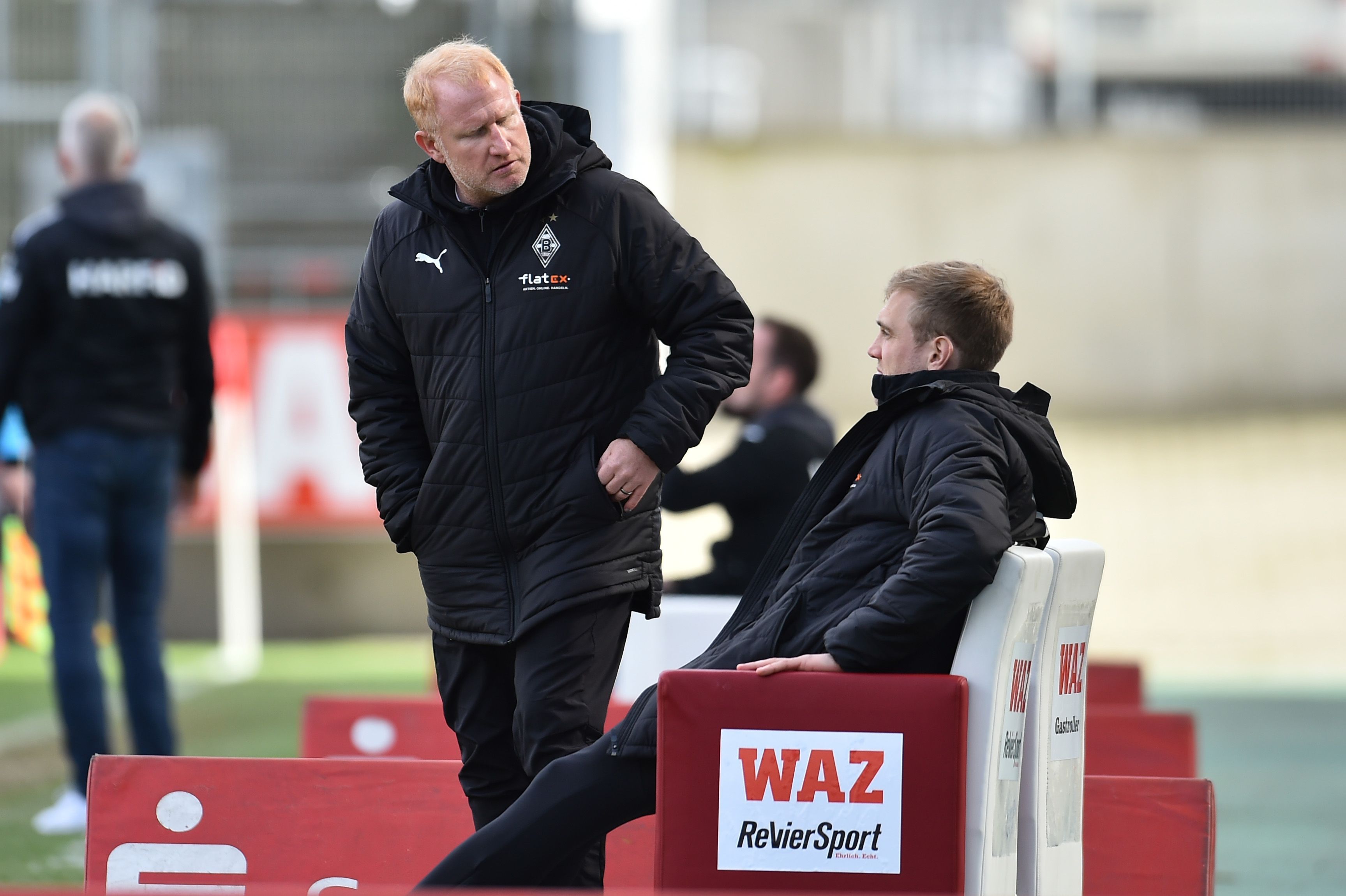Trainer Heiko Vogel spricht mit Co-Trainer Jens Wissing.