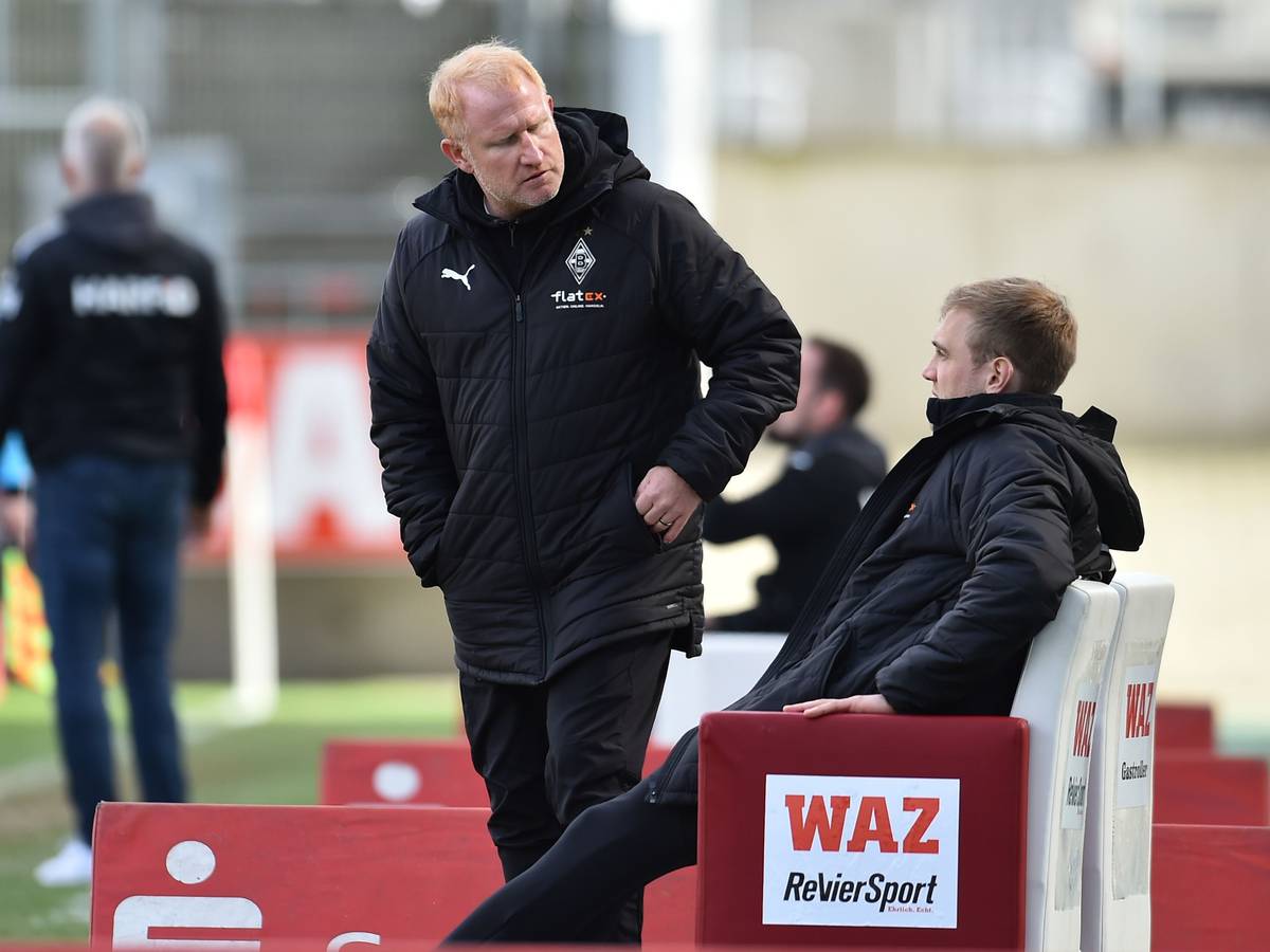 Trainer Heiko Vogel spricht mit Co-Trainer Jens Wissing.