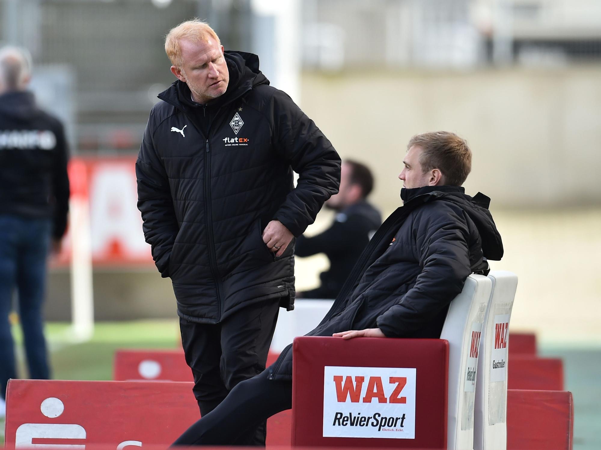 Trainer Heiko Vogel spricht mit Co-Trainer Jens Wissing.