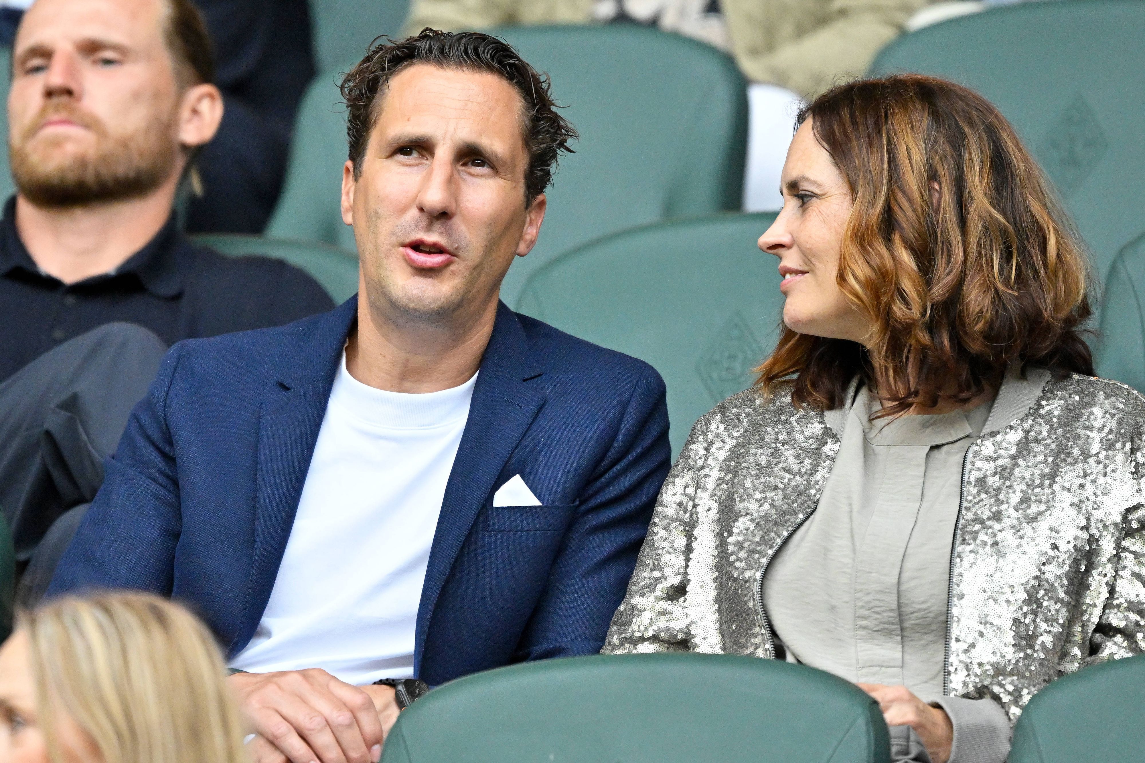 Roel Brouwers mit Frau auf der VIP-Tribüne im Borussia-Park. Im Hintergrund ist Eugen Polanski zu sehen.