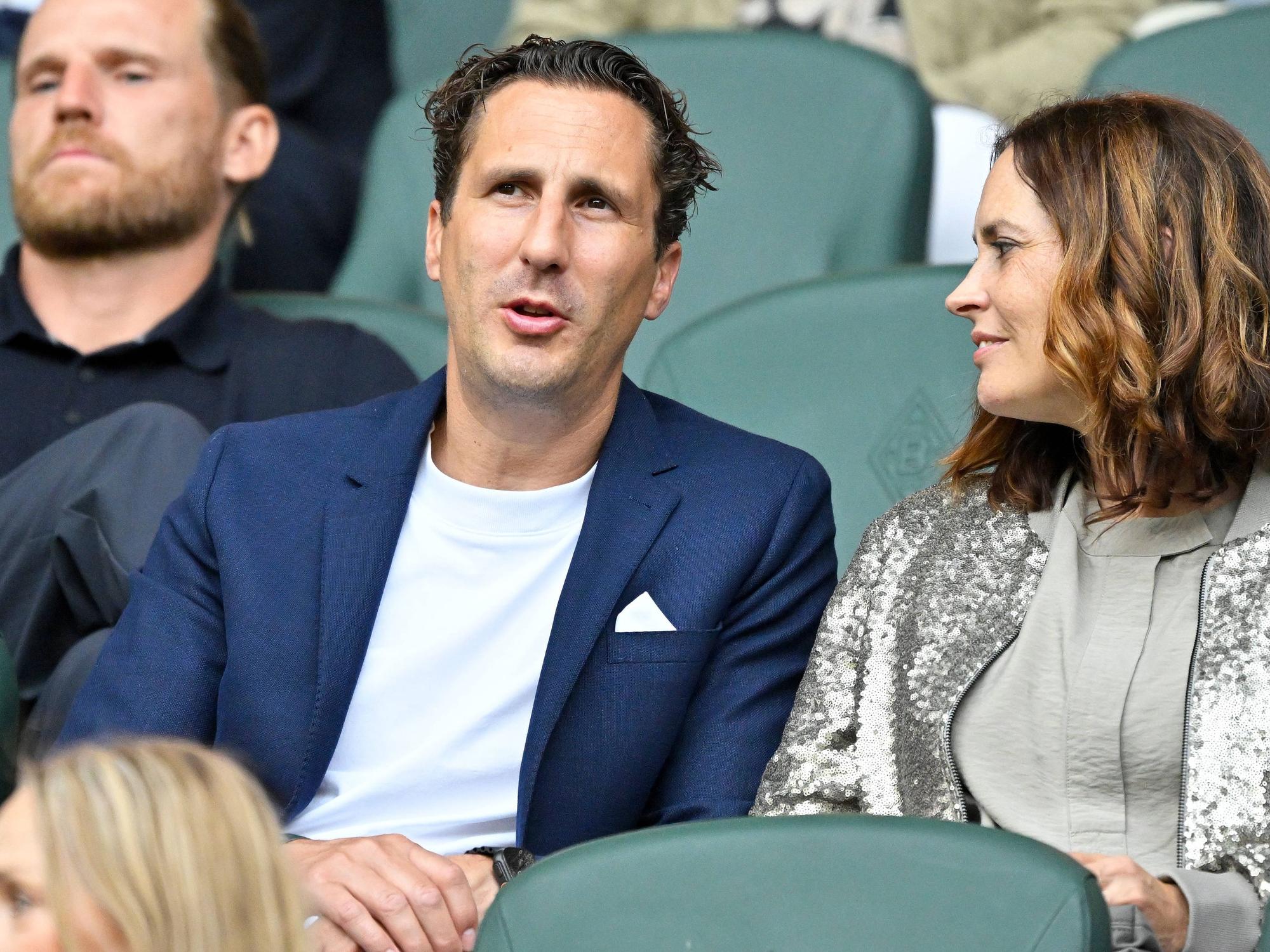 Roel Brouwers mit Frau auf der VIP-Tribüne im Borussia-Park. Im Hintergrund ist Eugen Polanski zu sehen.