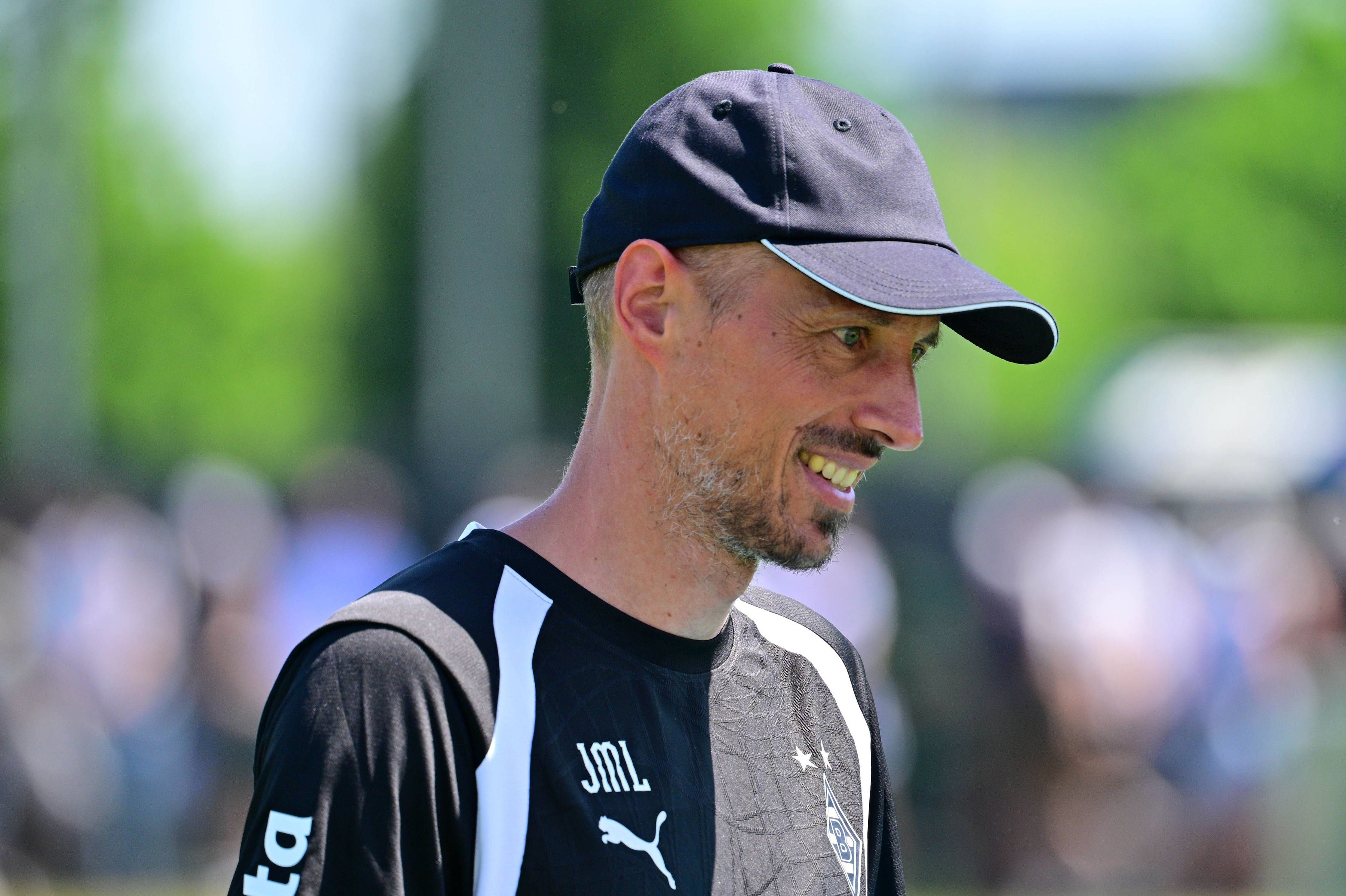 Jan-Moritz Lichte lächelt in dunklem Shirt und Kappe