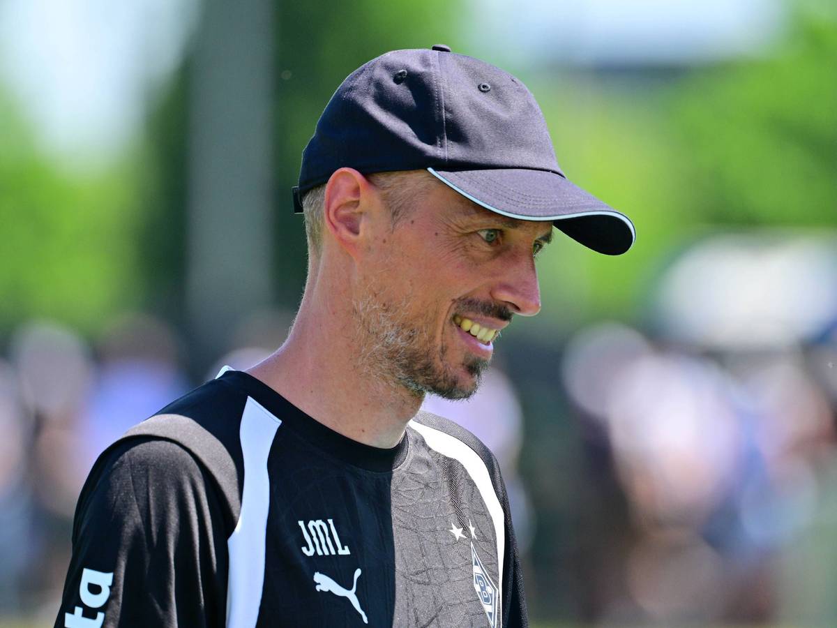 Jan-Moritz Lichte lächelt in dunklem Shirt und Kappe