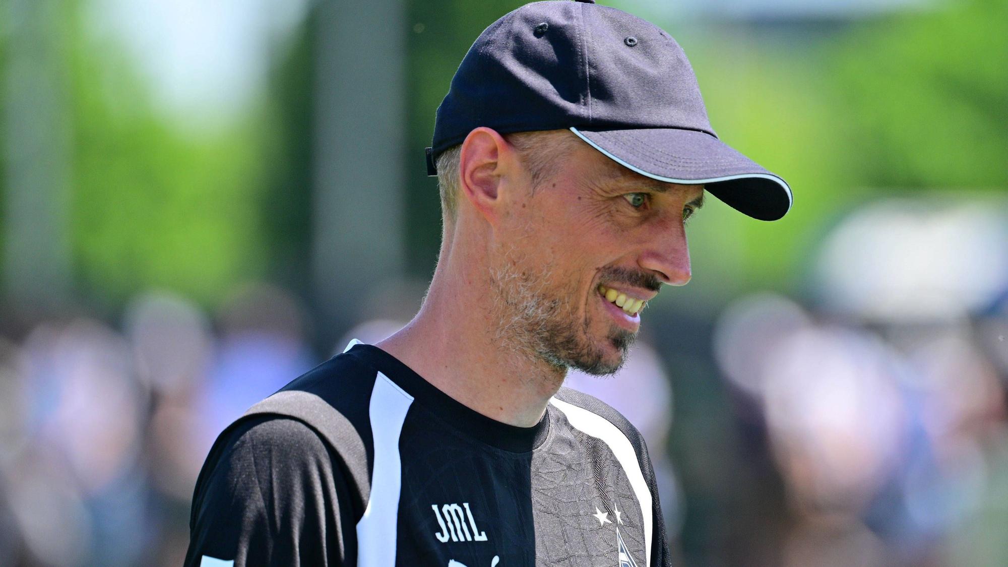 Jan-Moritz Lichte lächelt in dunklem Shirt und Kappe
