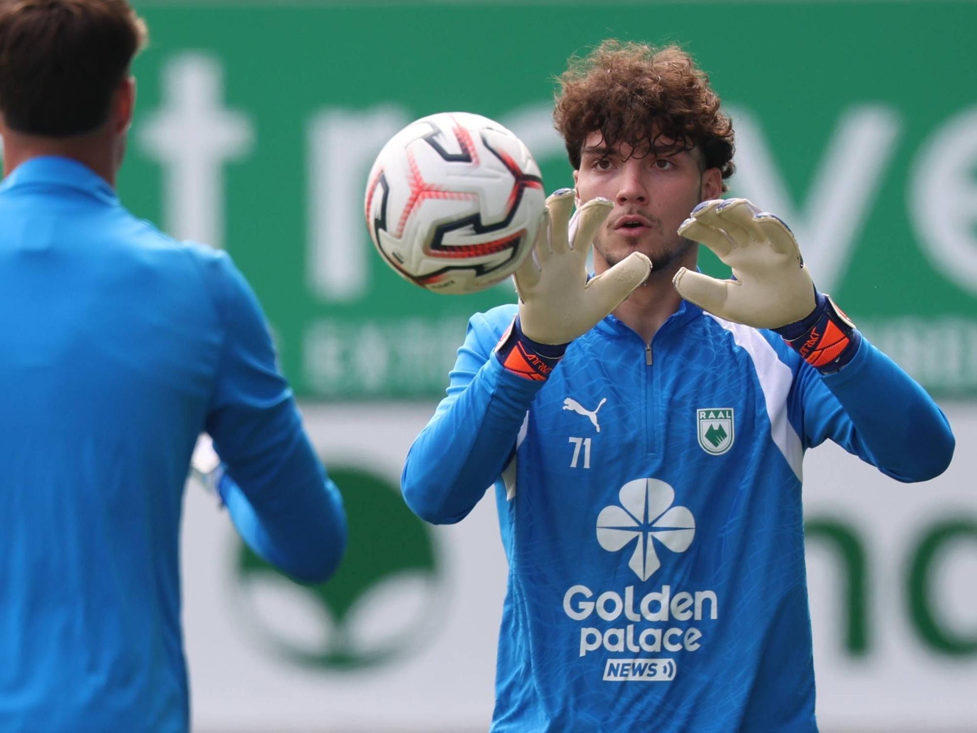 Tiago Pereira Cardoso fängt einen Ball im Training.