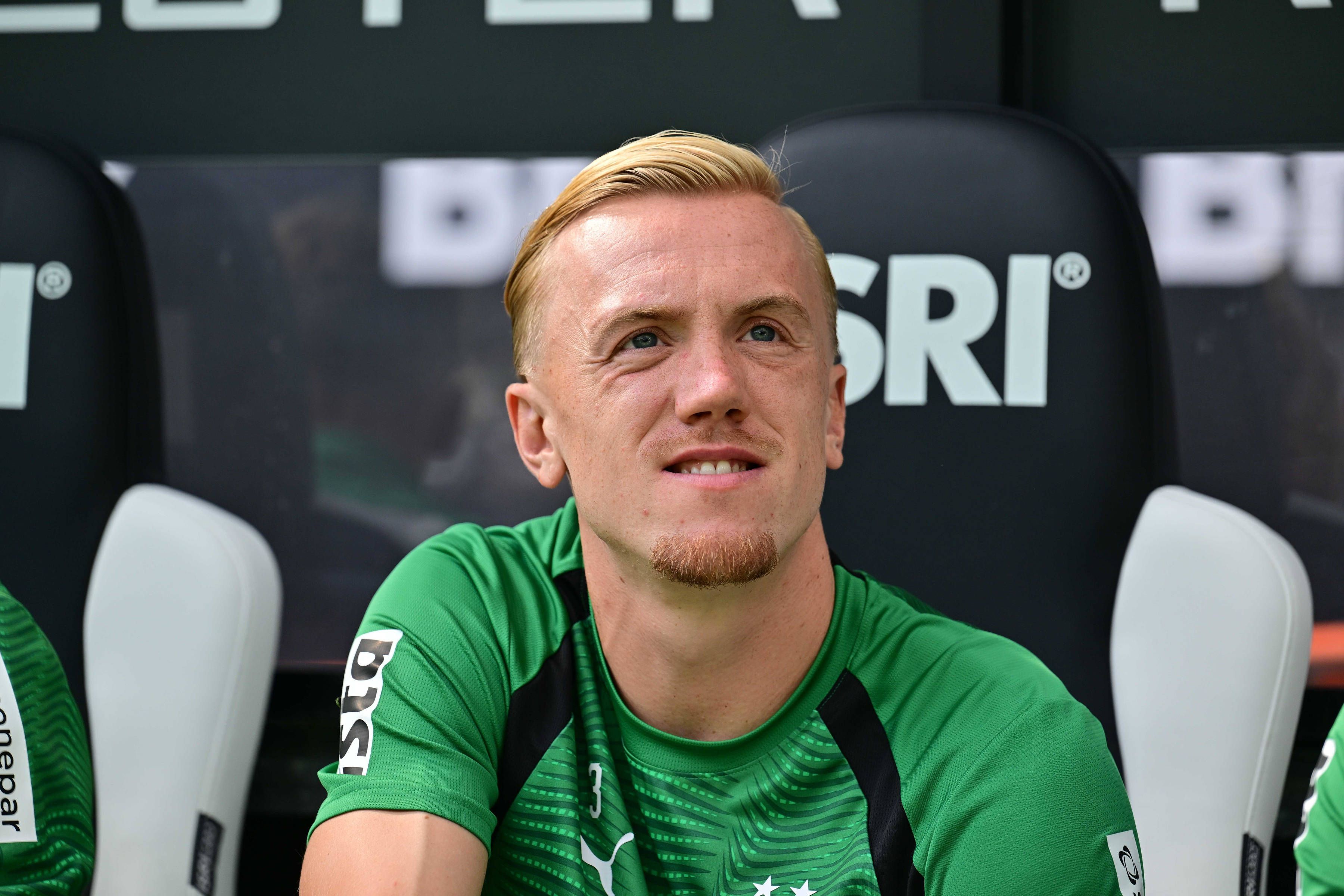 Isac Lidberg sitzt bei Gladbach auf der Bank.