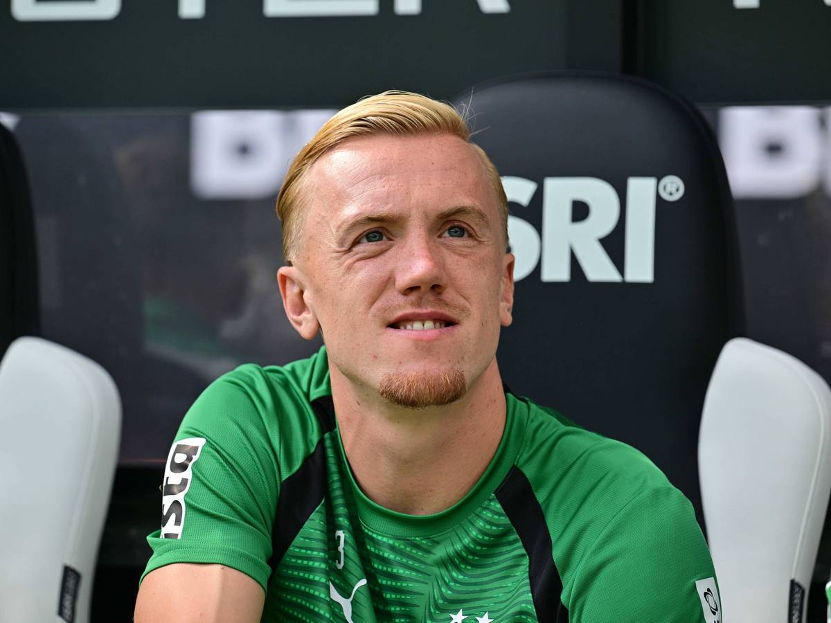 Isac Lidberg sitzt bei Gladbach auf der Bank.