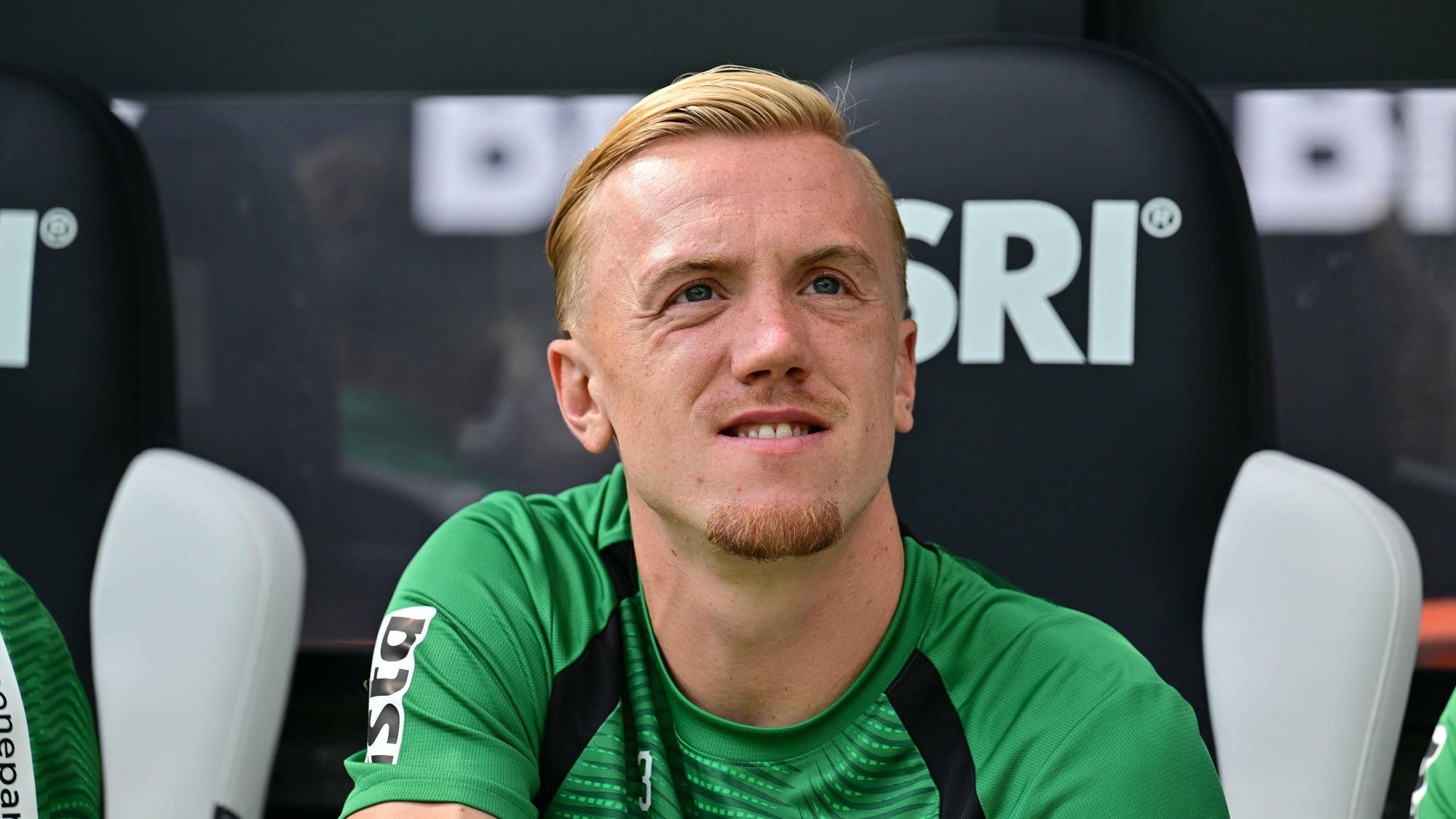 Isac Lidberg sitzt bei Gladbach auf der Bank.