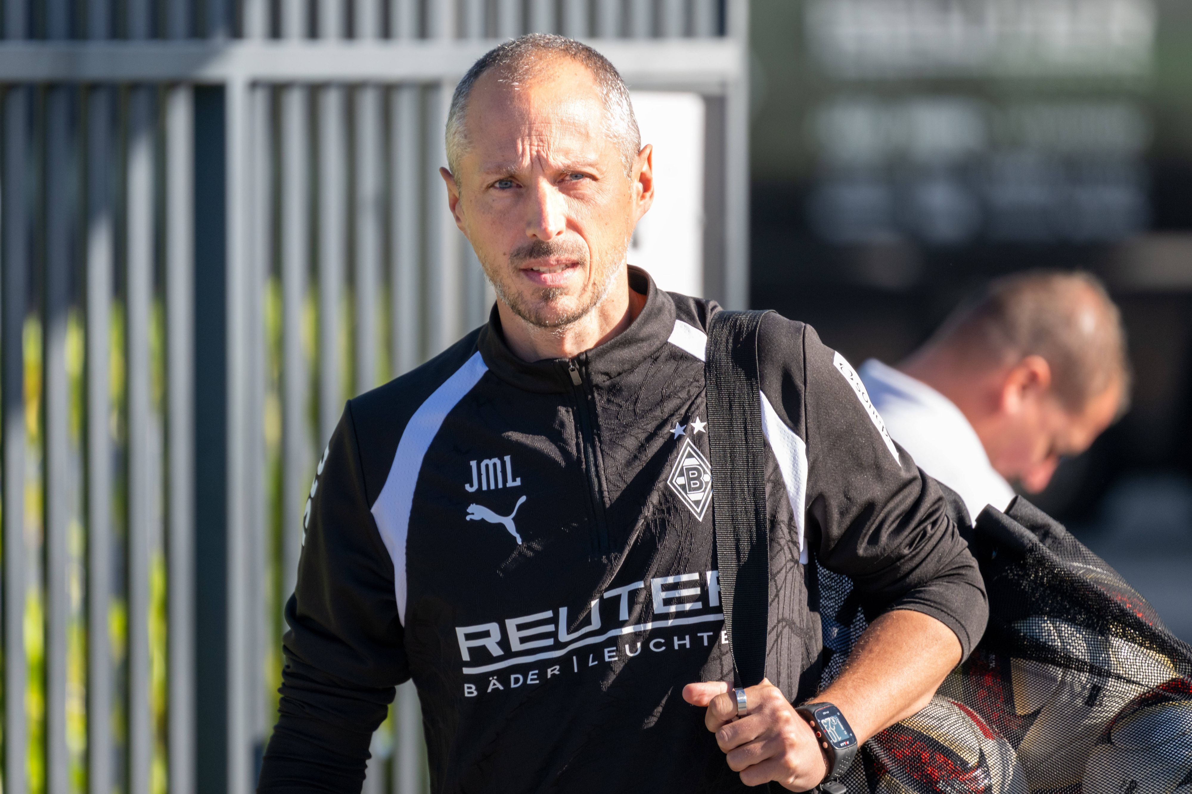 Jan-Moritz Lichte in schwarzer Jacke mit Sporttasche