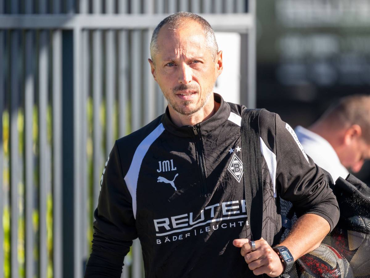 Jan-Moritz Lichte in schwarzer Jacke mit Sporttasche