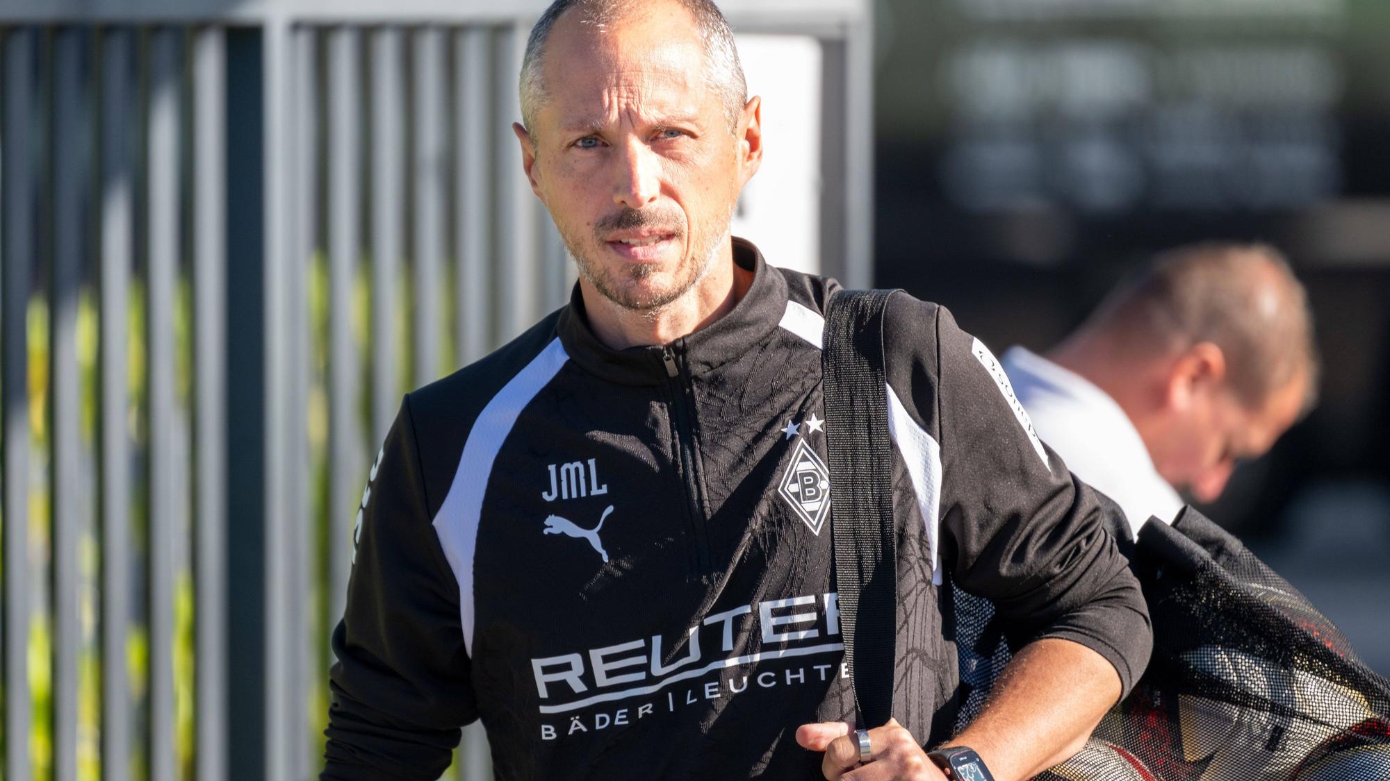 Jan-Moritz Lichte in schwarzer Jacke mit Sporttasche