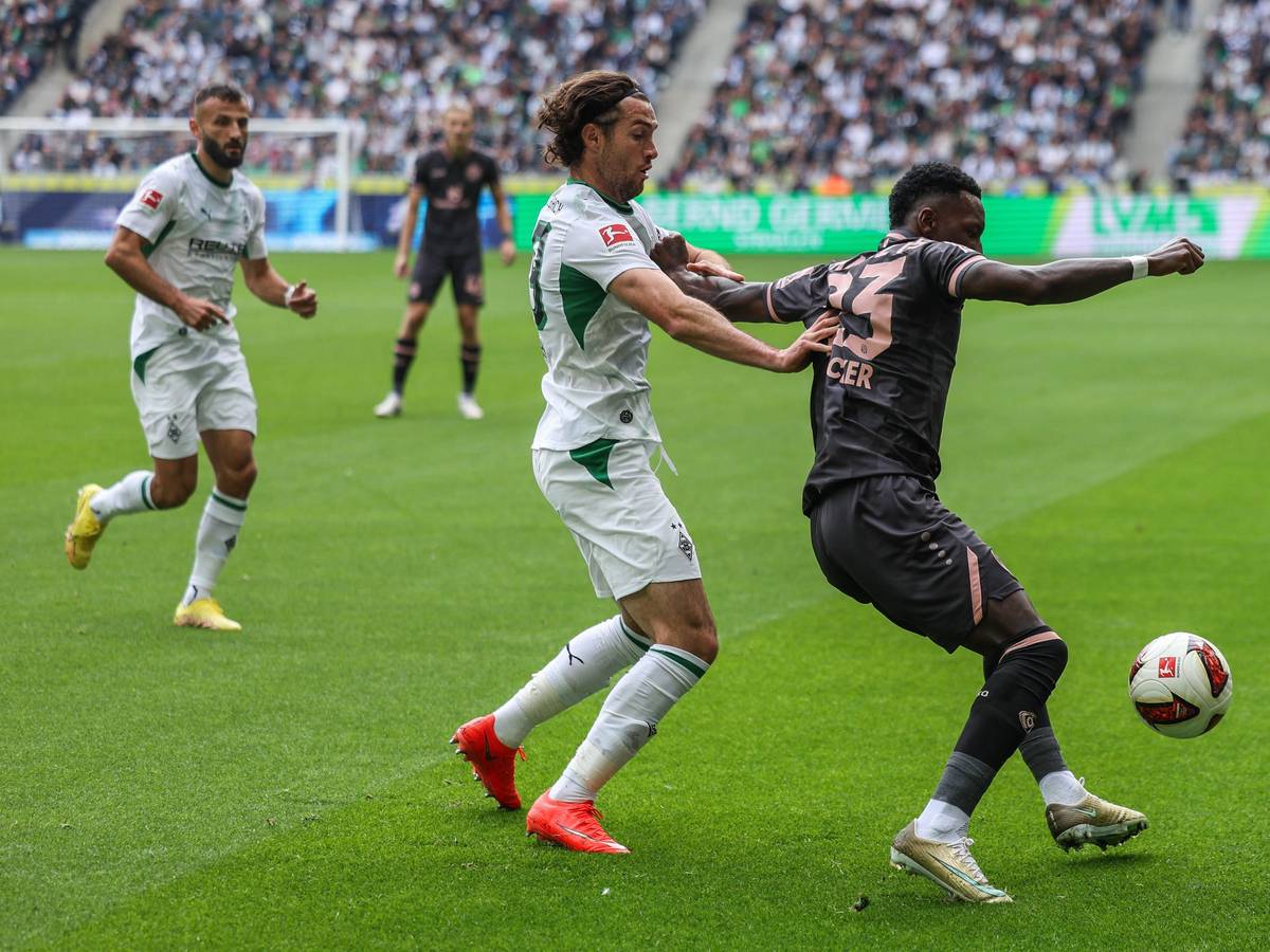 Joe Scally im Zweikampf mit Sheraldo Becker.