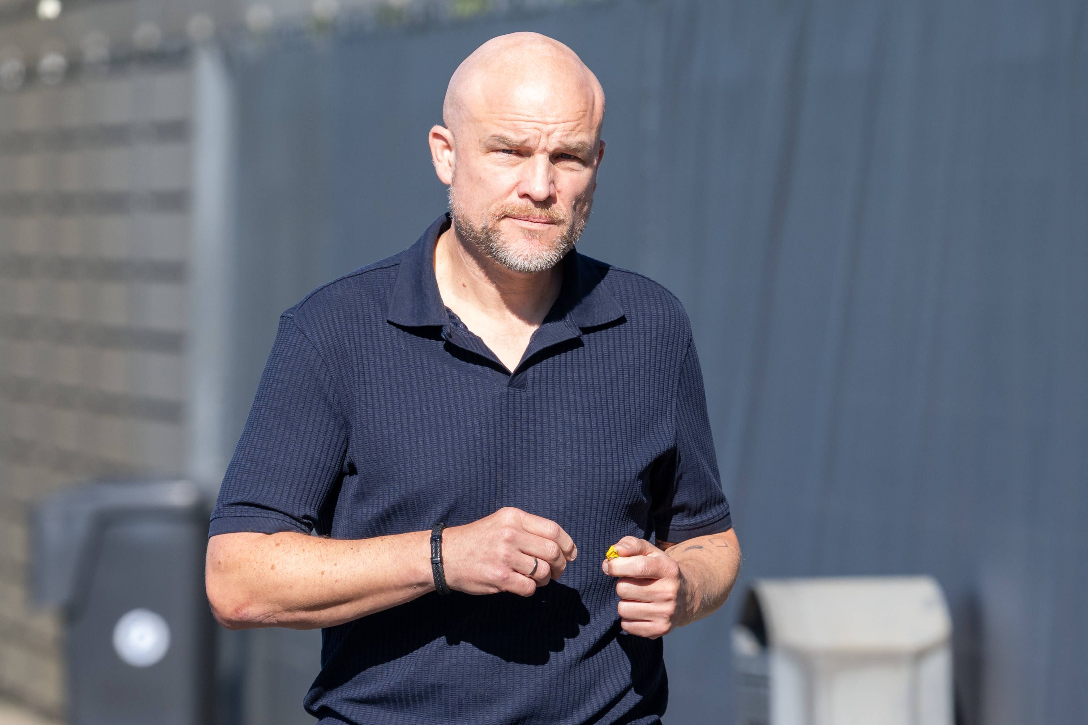 Rouven Schröder in einem dunkelblauen Poloshirt