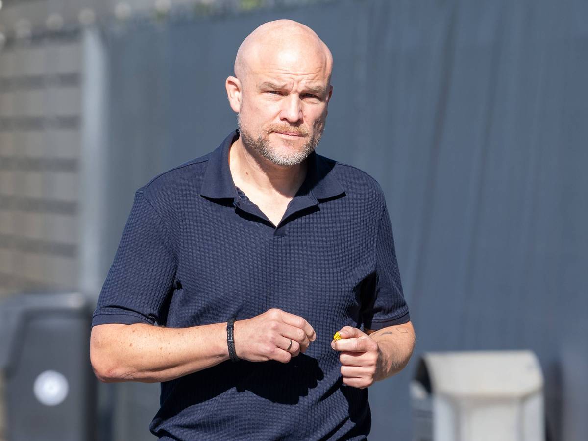 Rouven Schröder in einem dunkelblauen Poloshirt