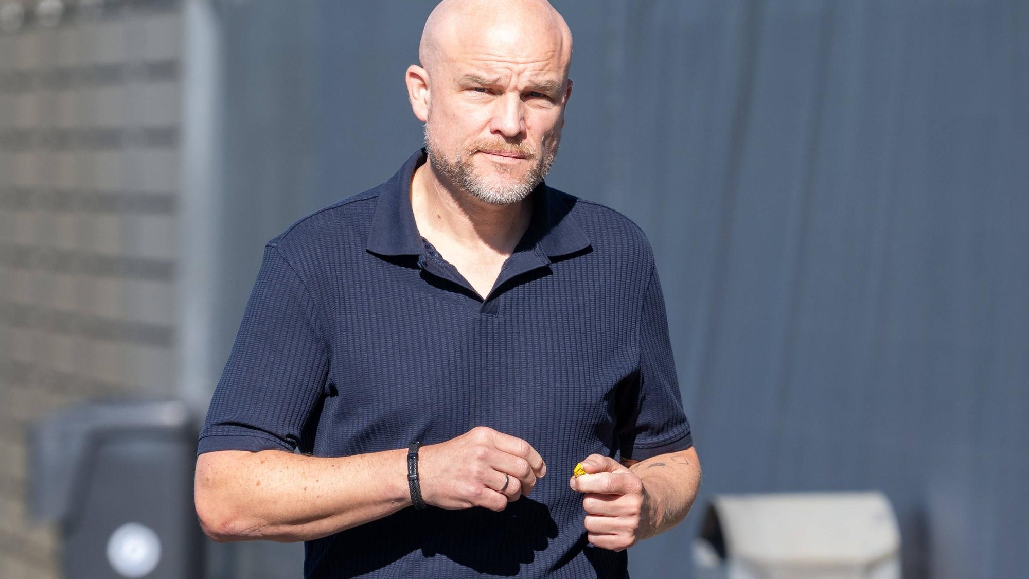 Rouven Schröder in einem dunkelblauen Poloshirt