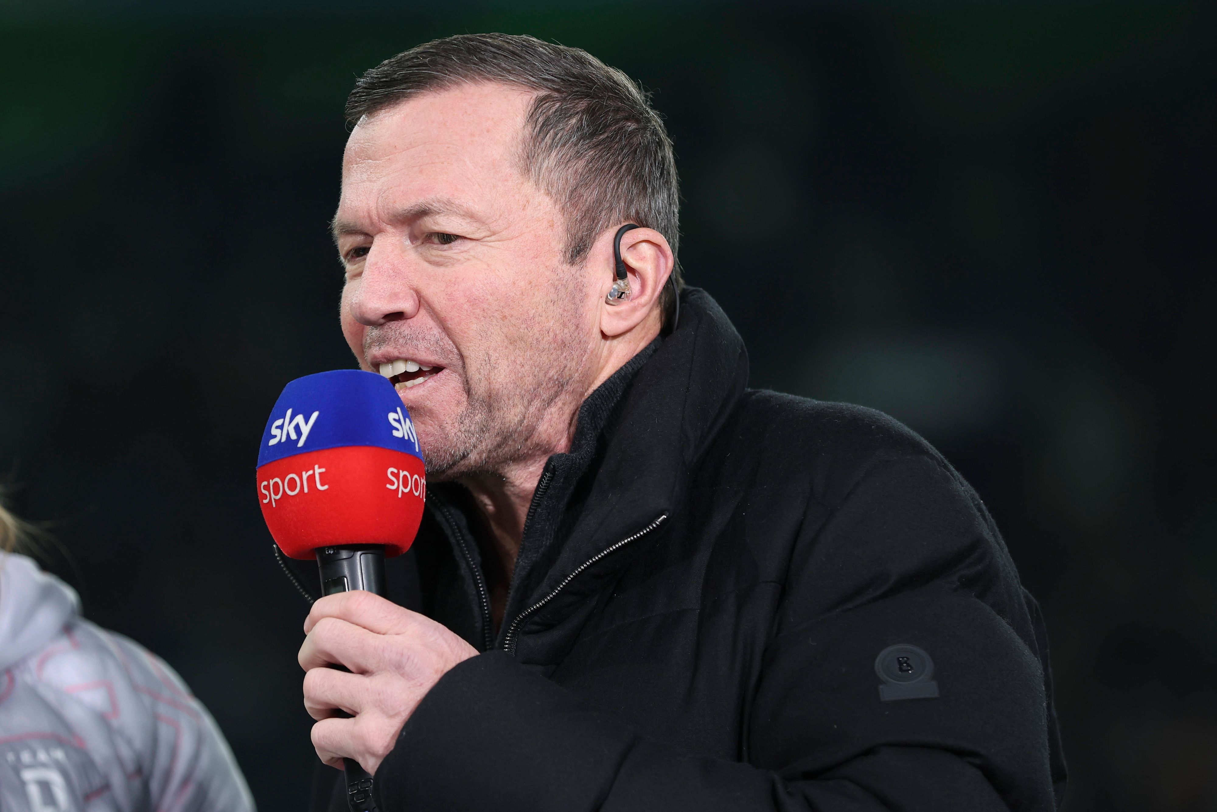 Lothar Matthäus spricht in ein Mikrofon.