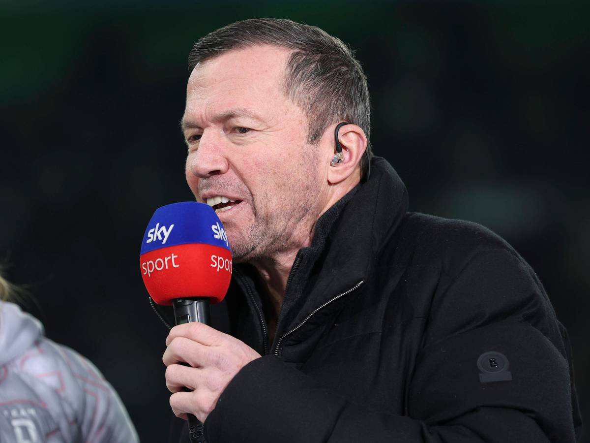 Lothar Matthäus spricht in ein Mikrofon.