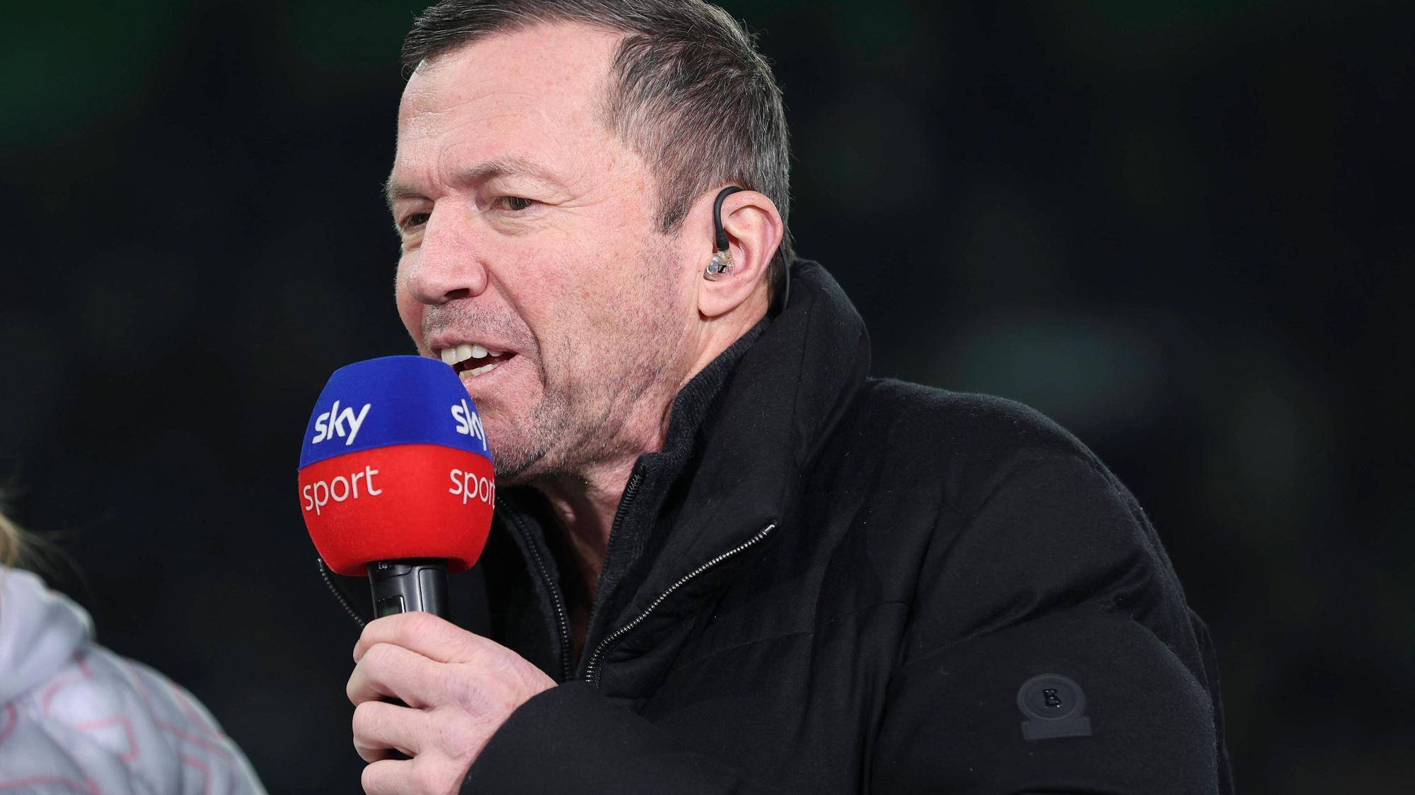 Lothar Matthäus spricht in ein Mikrofon.