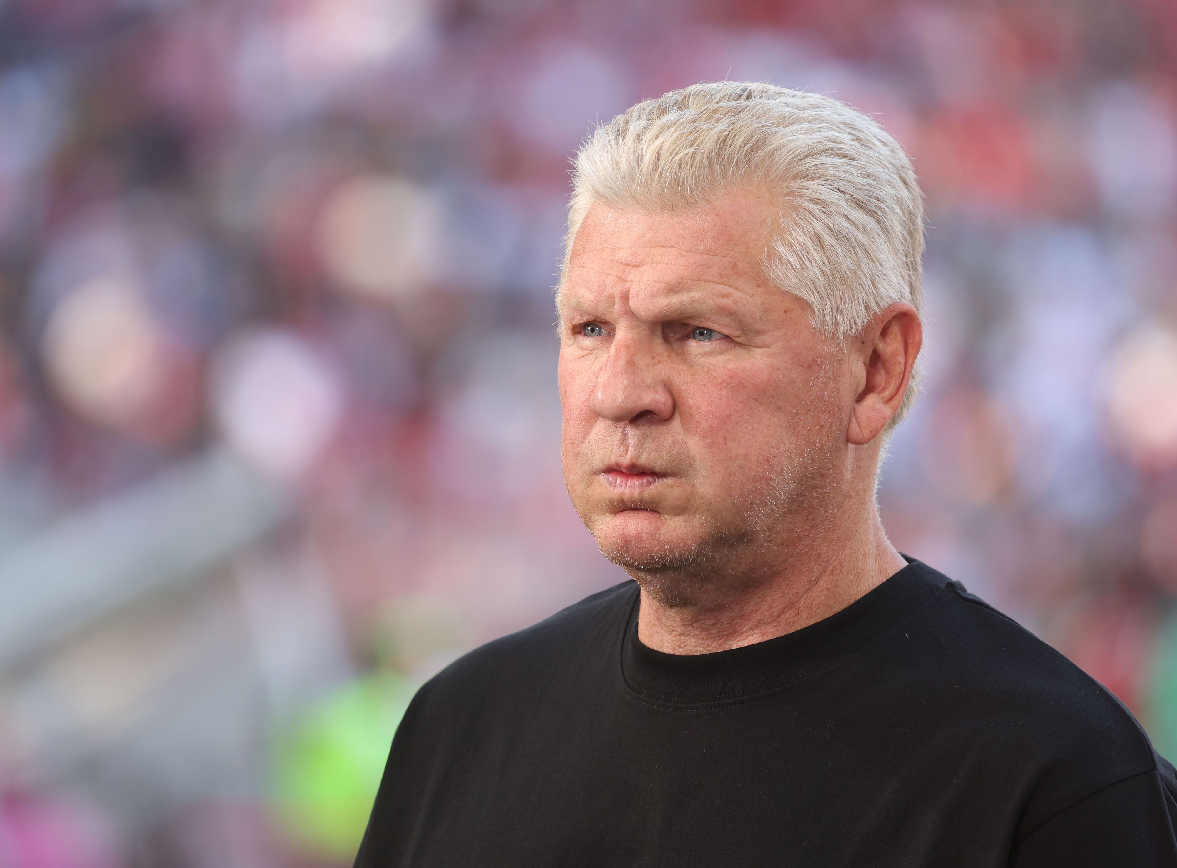 Stefan Effenberg plustert die Backen auf.