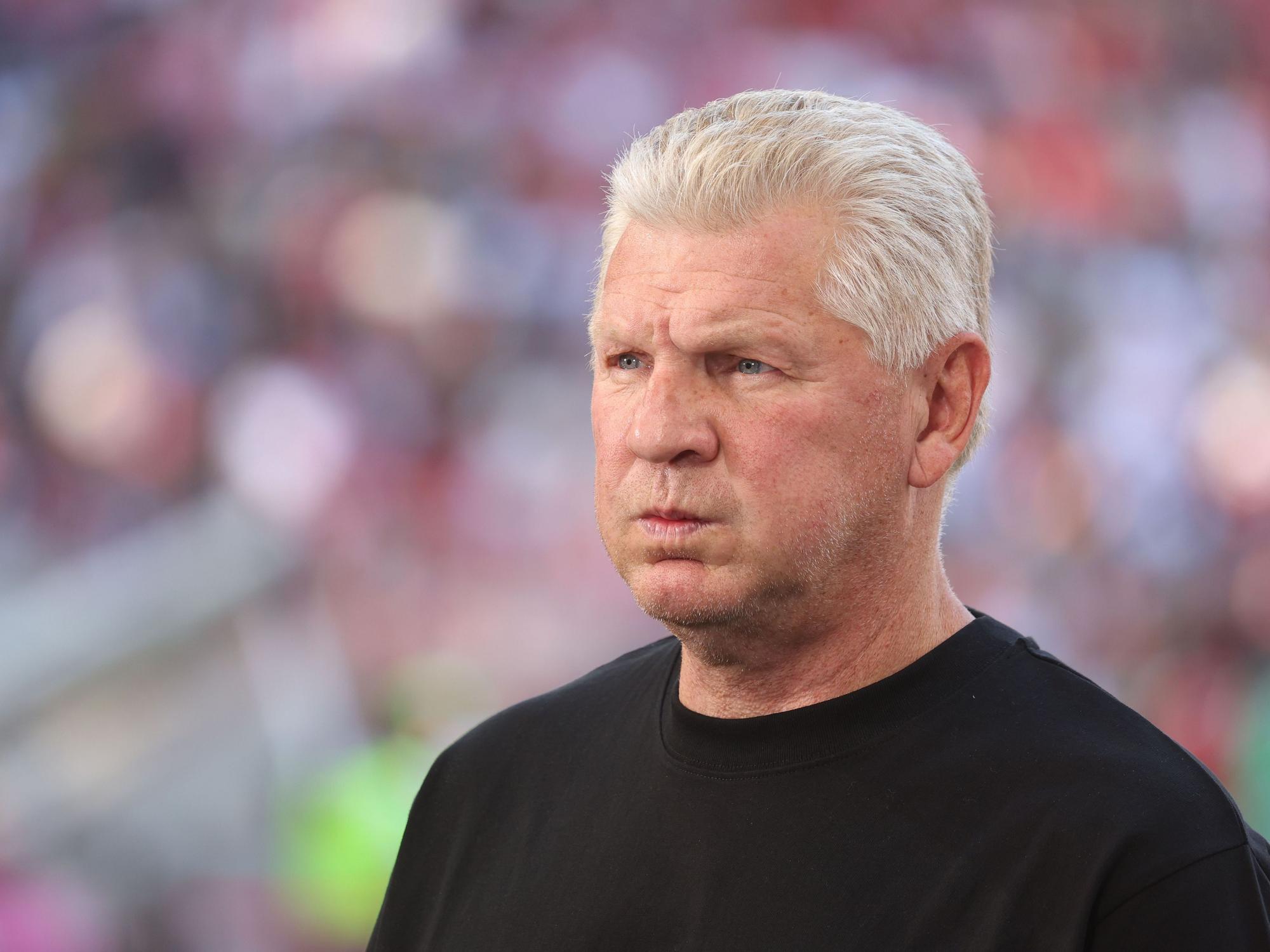 Stefan Effenberg plustert die Backen auf.
