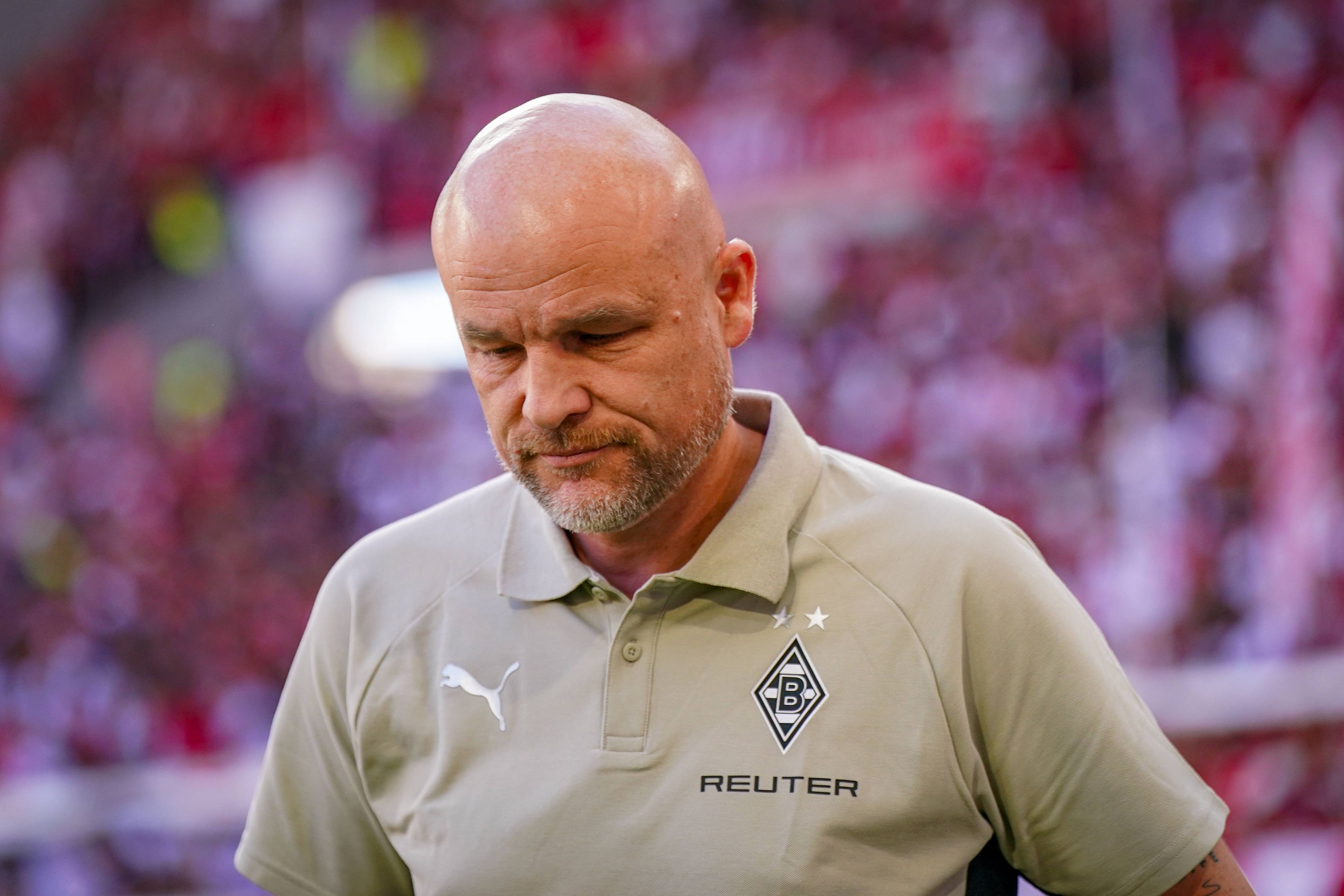 Rouven Schröder schaut nachdenklich nach unten.