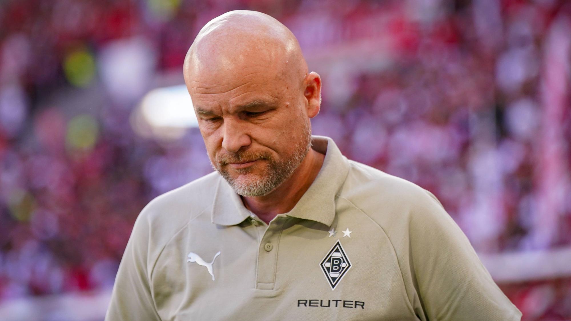 Rouven Schröder schaut nachdenklich nach unten.