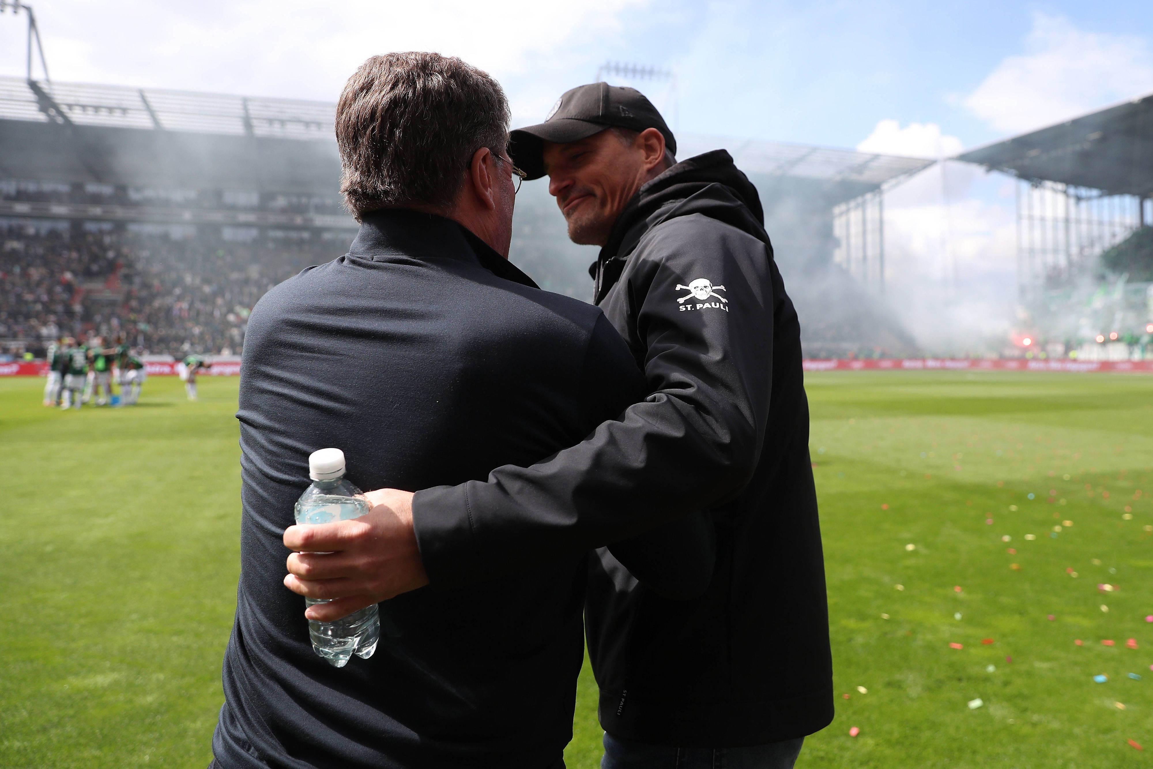 Dieter Hecking und Alexander Blessin umarmen sich.