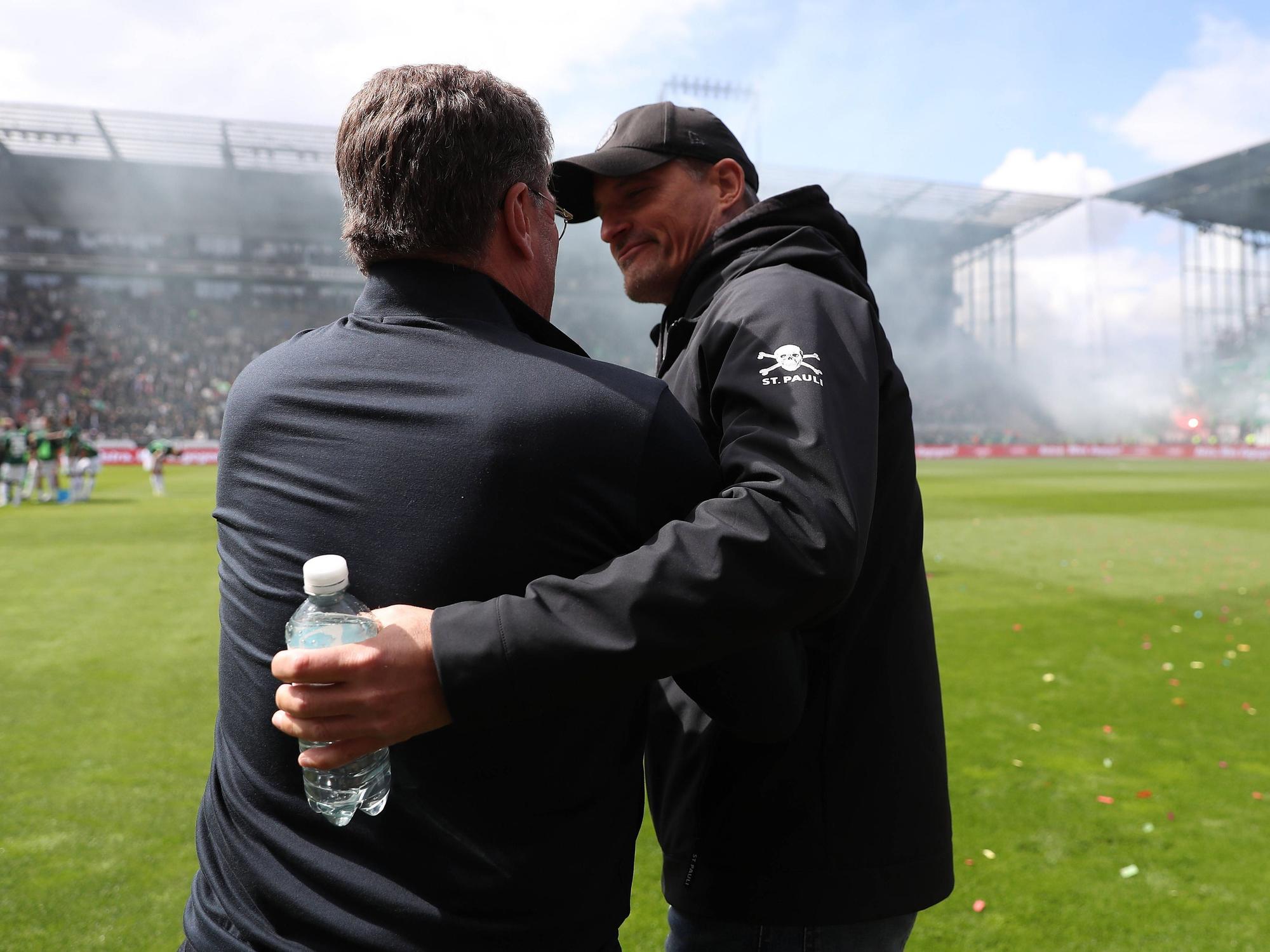 Dieter Hecking und Alexander Blessin umarmen sich.