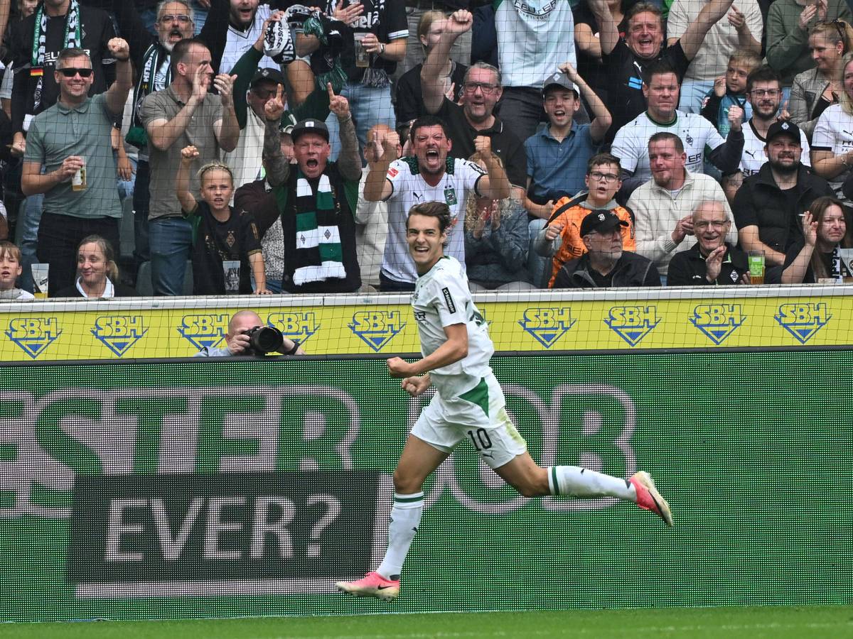 Florian Neuhaus bejubelt seinen Treffer gegen Mainz.